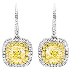 Boucles d'oreilles certifiées GIA avec des diamants de taille coussin jaune clair de 3 carats chacun