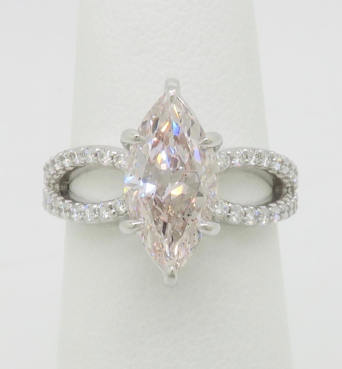 GIA-zertifiziert, Erde abgebaut 2,16CT rosa Diamant in 14k Weißgold Diamantring gesetzt. 

Zentrum Diamant Karat Gewicht: 2.16ct Erde abgebaut
Zentrum Diamantschliff: Marquise Brillant 
Farbe des zentralen Diamanten: Sehr helles Rosa