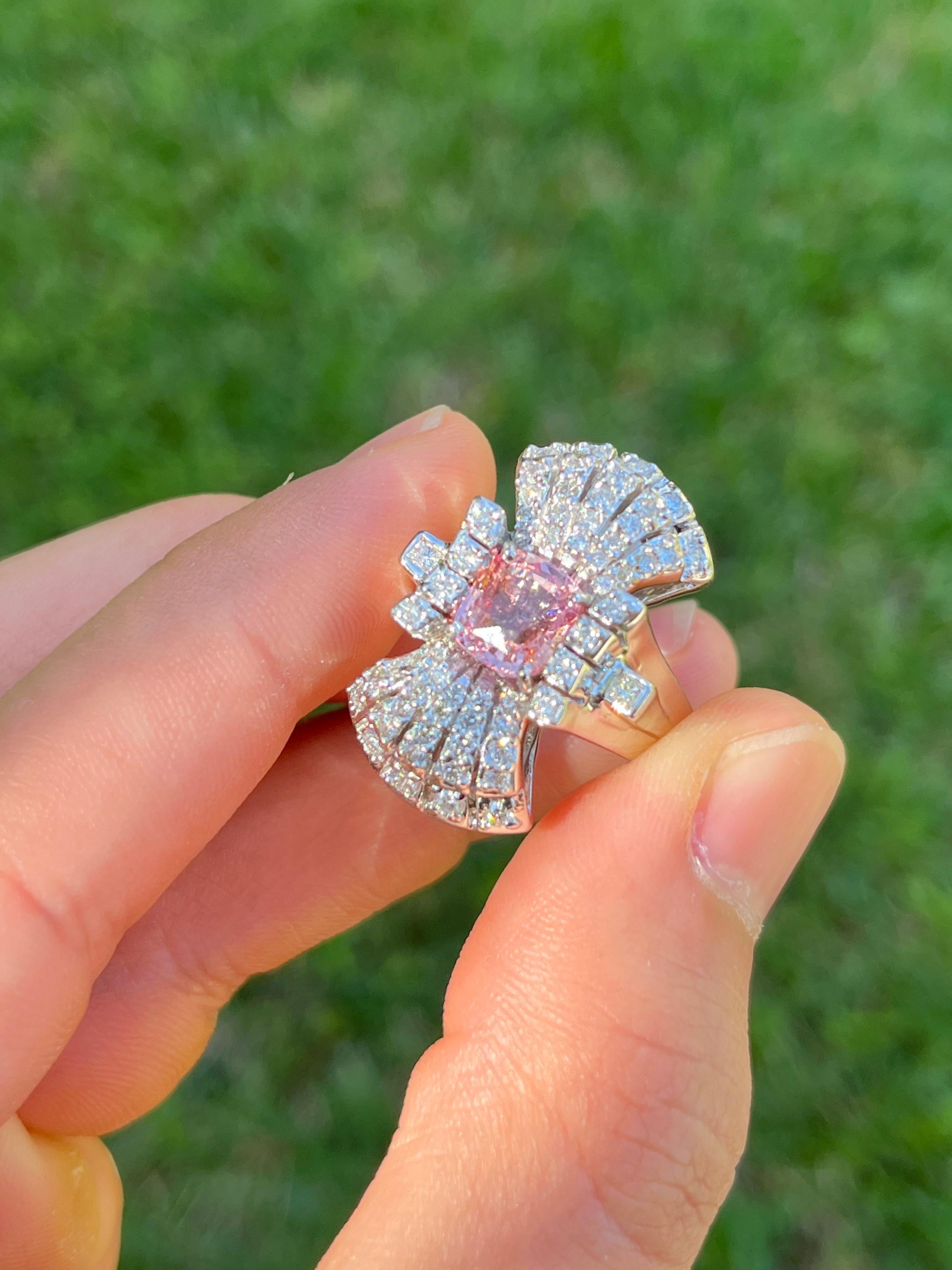 Bague verticale d'inspiration édouardienne en saphir rose et diamants certifiés GIA en vente 2