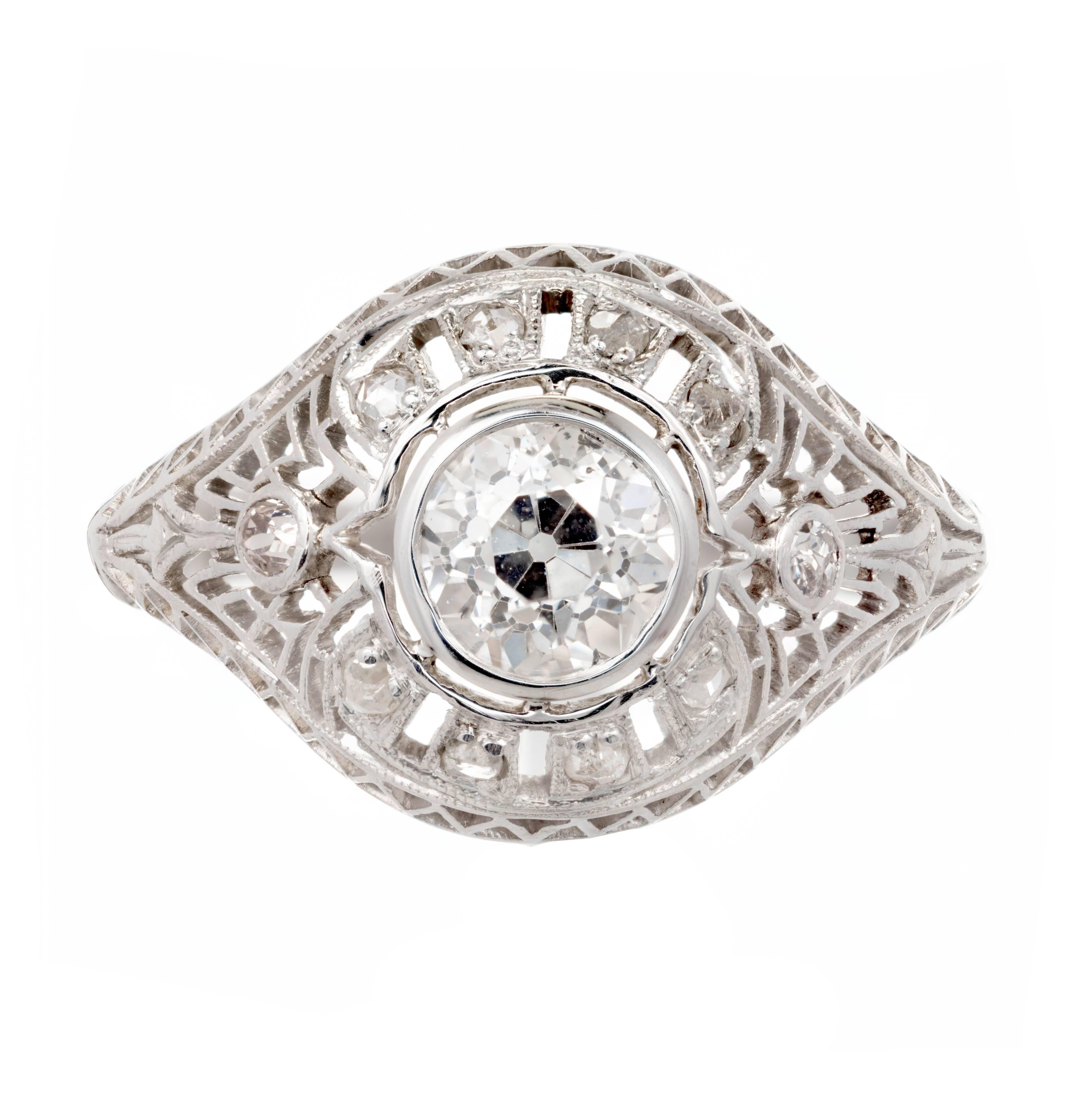 Original Vintage 1910 Edwardian handgefertigt Diamant Platin filigran Kuppel Verlobungsring. Mit einem GIA-zertifizierten Diamanten im alten europäischen Schliff in der Mitte. Die zarte, durchbrochene Arbeit ist von Hand mit schönen