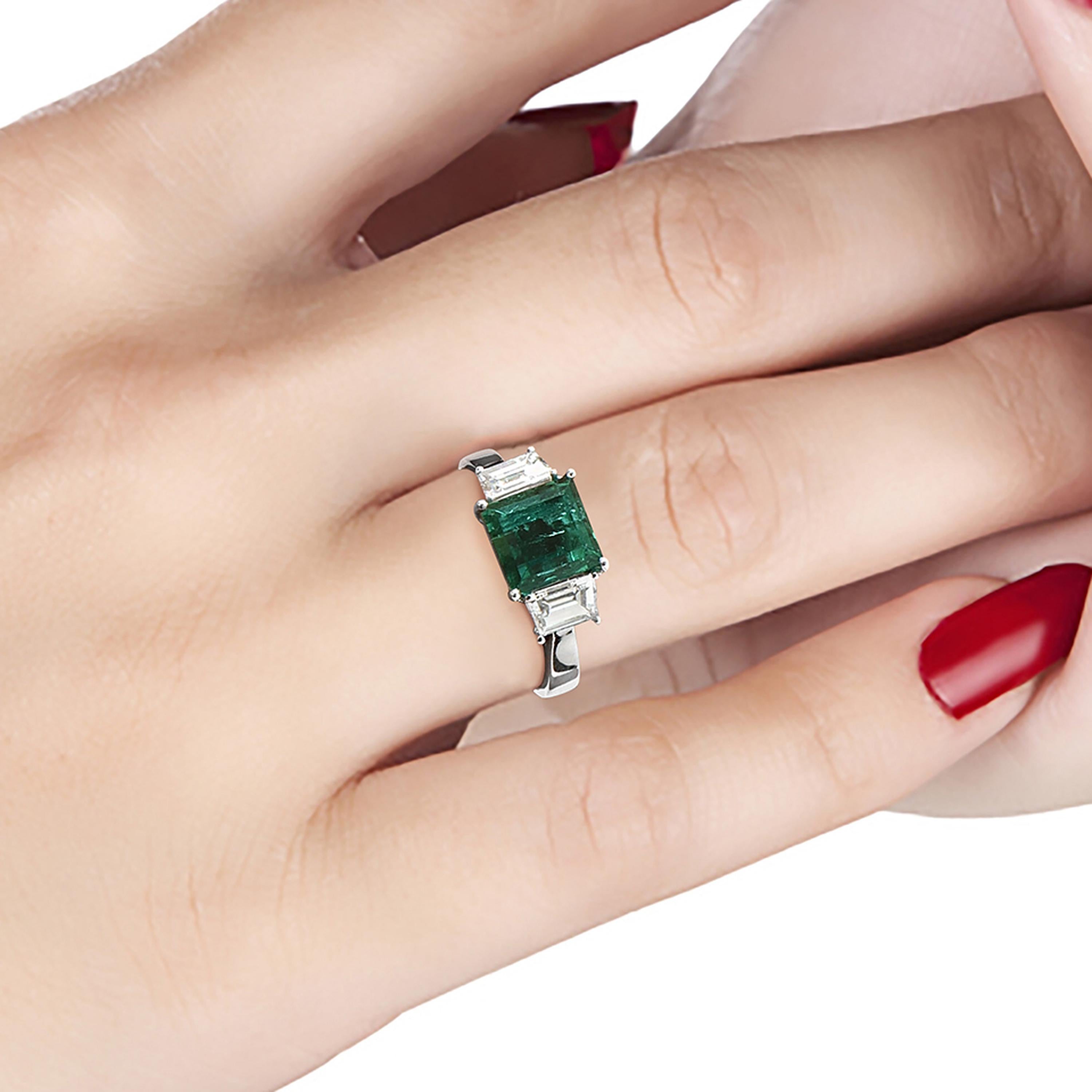 Laviere GIA Certified Emerald and Diamond Ring In New Condition For Sale In Dubai, Dubai