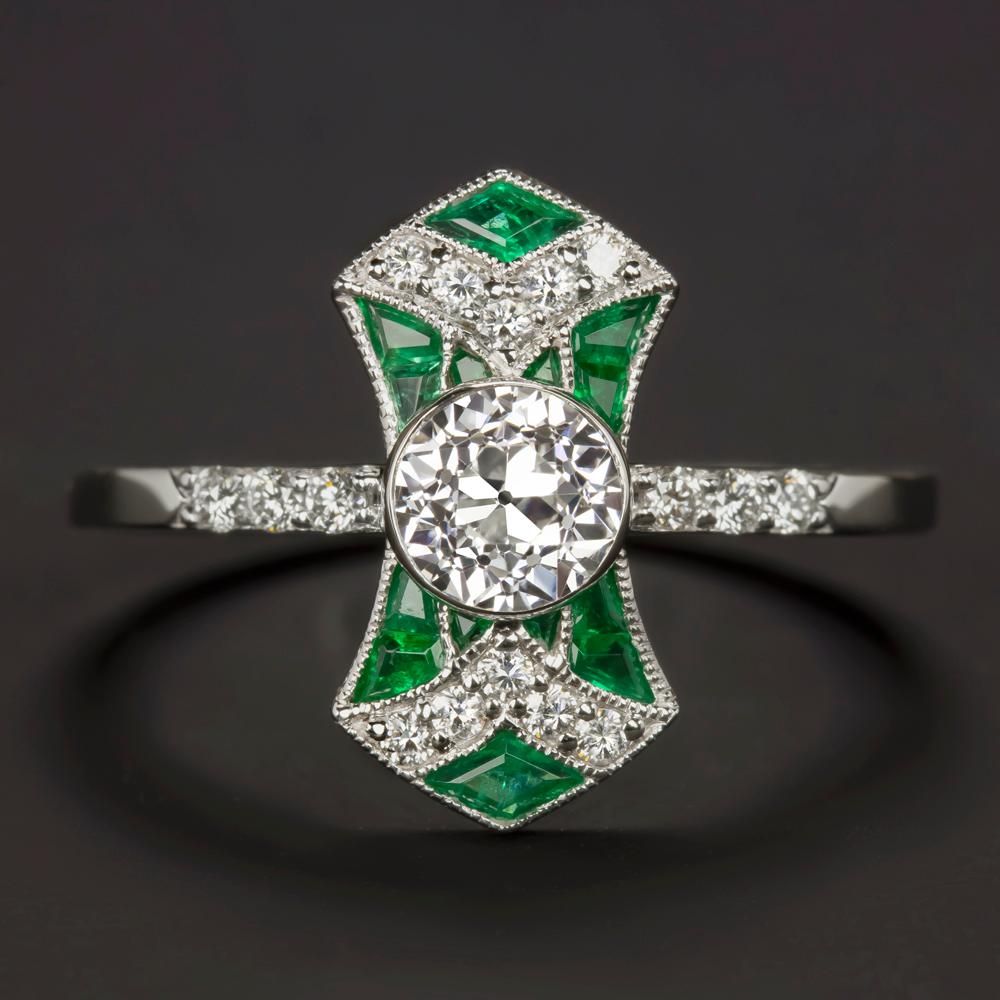 Here is a ring with an exclusive geometric design with emeralds and diamonds that is inspired by the chic and sophisticated aesthetic of the Art Deco era!
The ring is set with vibrant natural diamonds and custom cut emeralds in spring green color,