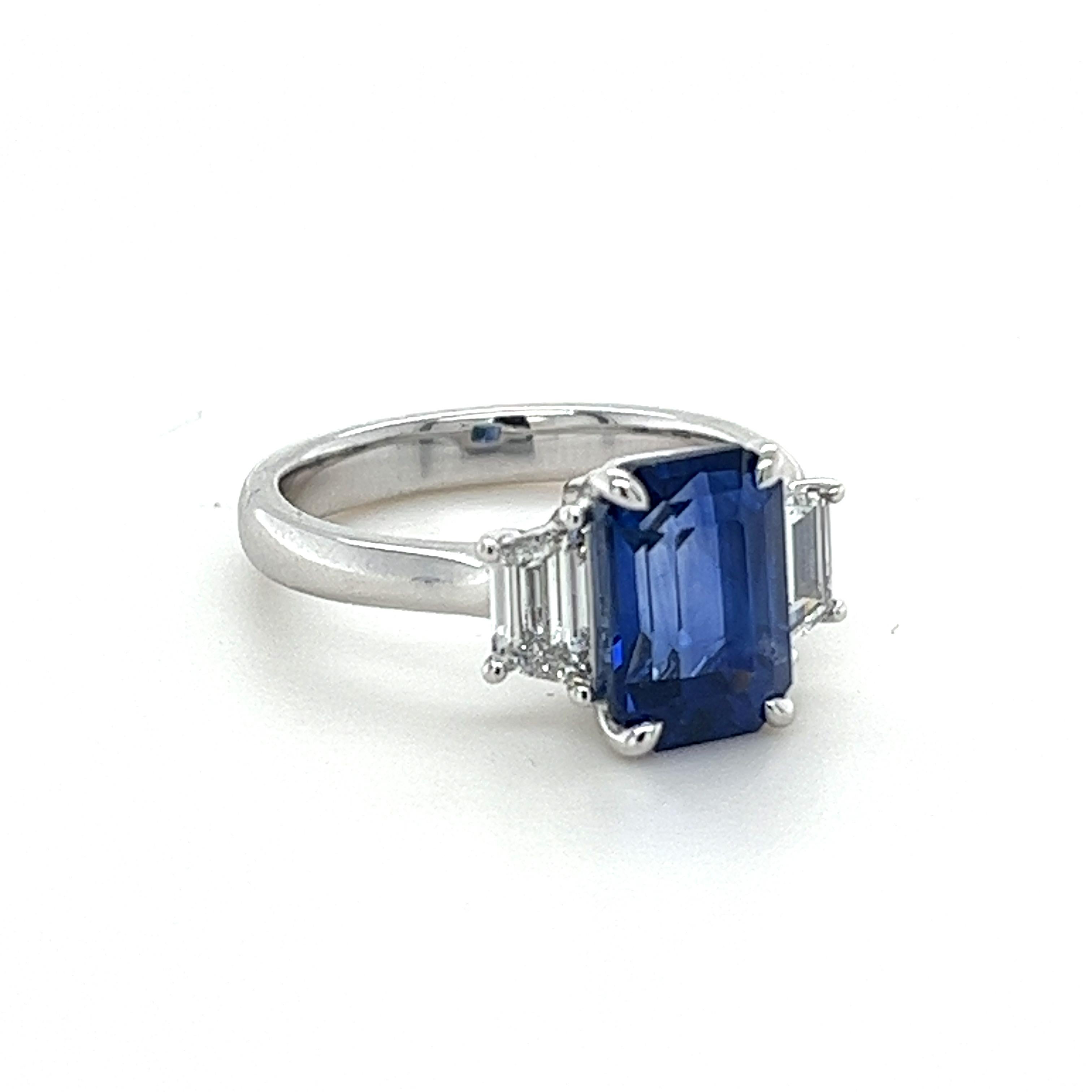 GIA-zertifizierter Ceylon-Saphir im Smaragdschliff mit einem Gewicht von 3,82 Karat
Abmessungen (9,98x6,82x5,44) mm
Diamanten mit einem Gewicht von 0,68 Karat
Diamanten sind F-VS
In Platin gefasster Ring
7.63 Gramm