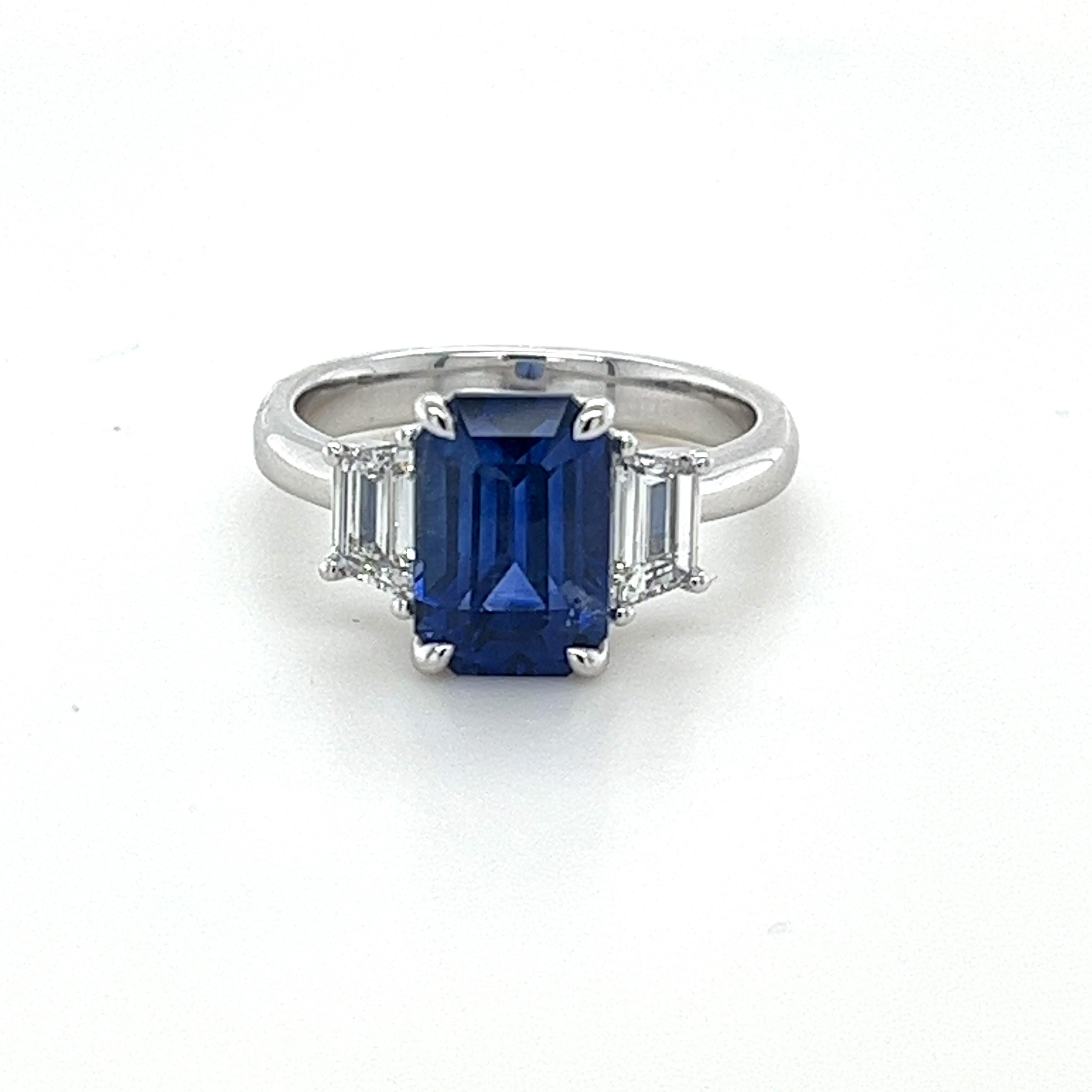 GIA-zertifizierter Ring aus Platin mit Ceylon-Saphir und Diamant im Smaragdschliff Damen im Angebot