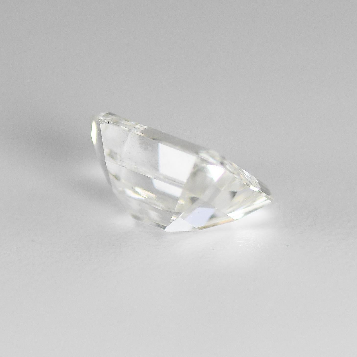 3,21 Karat Diamant im Smaragdschliff.
GIA eingestuft H Farbe, VS2 Klarheit, Symmetrie gut.
Die GIA-Berichtsnummer 5232499011 ist per Laser in den Gürtel des Diamanten eingeschrieben.
Kommt mit vollständigen GIA Einstufung Bericht.
Der