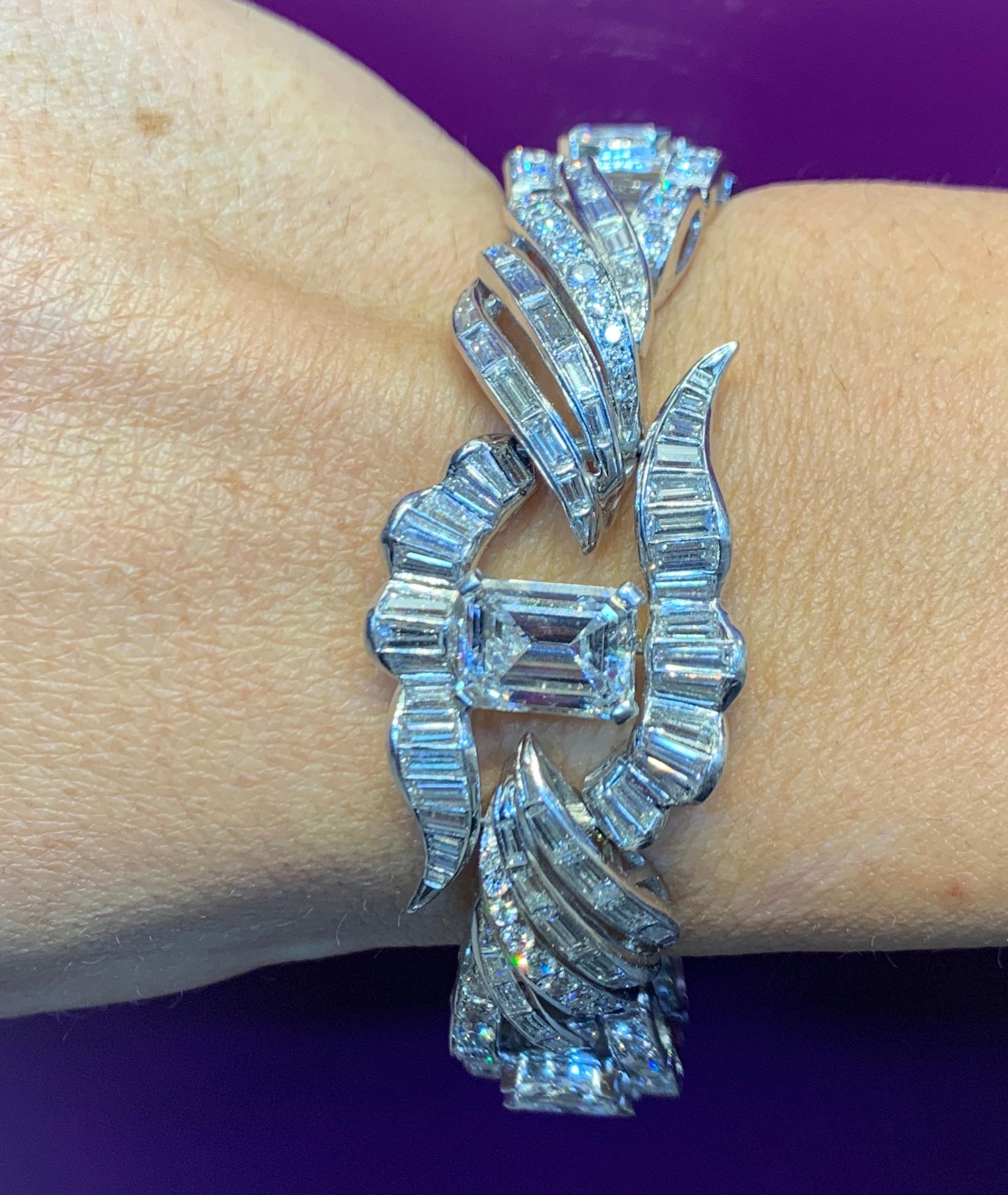 GIA-zertifiziertes Diamantarmband mit Smaragdschliff 
1 Diamant im Smaragdschliff, 3,53 Karat
10 Diamanten mit einem Gewicht von etwa 3,36 Karat
1Restliche runde und Baguette-Diamanten ca  12.20 Karat
Abmessungen: 7.25