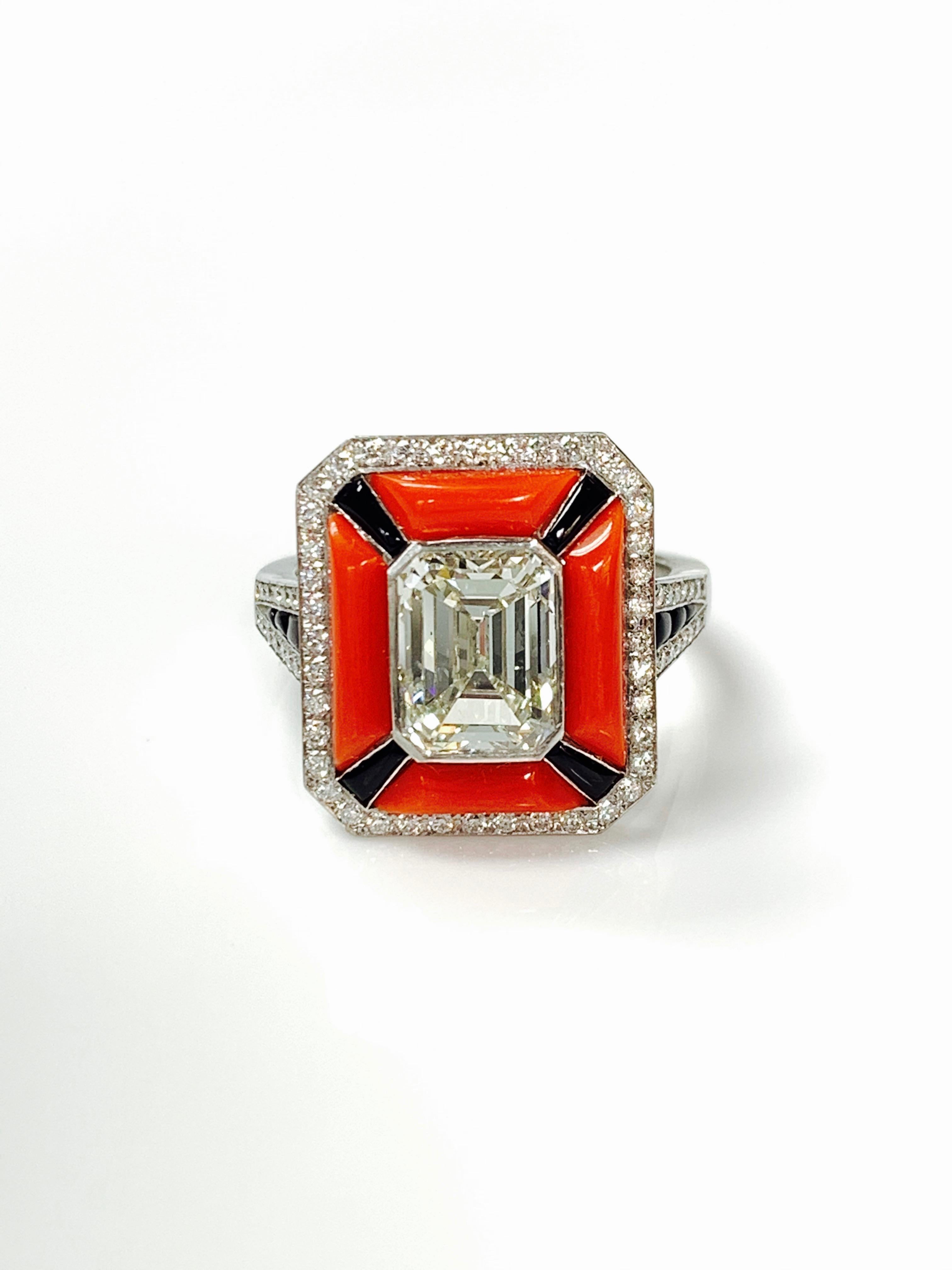 Magnifique bague de fiançailles artisanale en diamant taille émeraude, corail et onyx. Les détails sont les suivants : 

Poids du diamant taille émeraude : 2,34 carats 
couleur et clarté : K et VS2 
Métal : platine 
Taille de l'anneau : 6 
Mesure