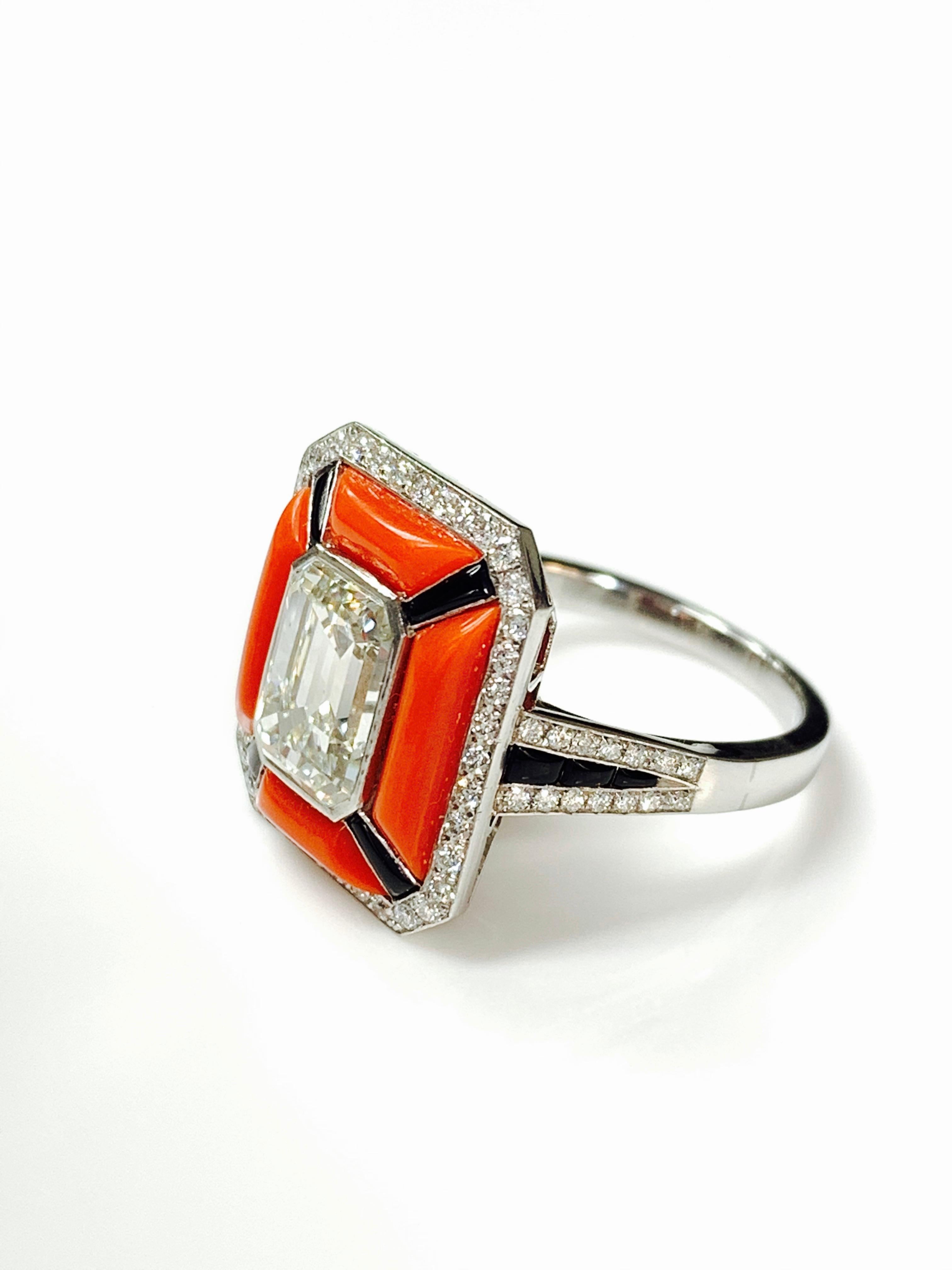 Contemporain Bague de fiançailles en platine avec diamant taille émeraude certifié GIA, corail et onyx en vente