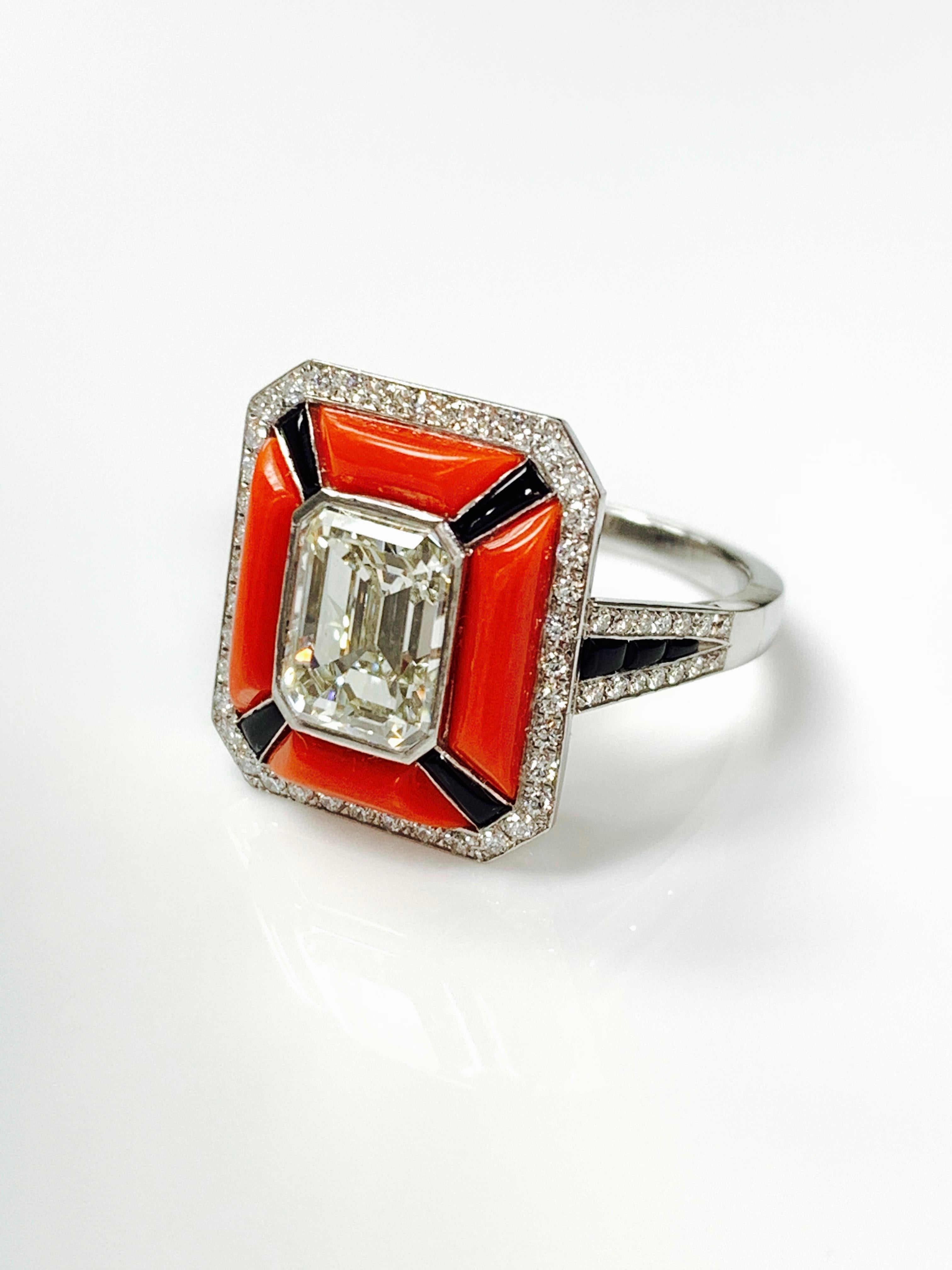 Taille émeraude Bague de fiançailles en platine avec diamant taille émeraude certifié GIA, corail et onyx en vente