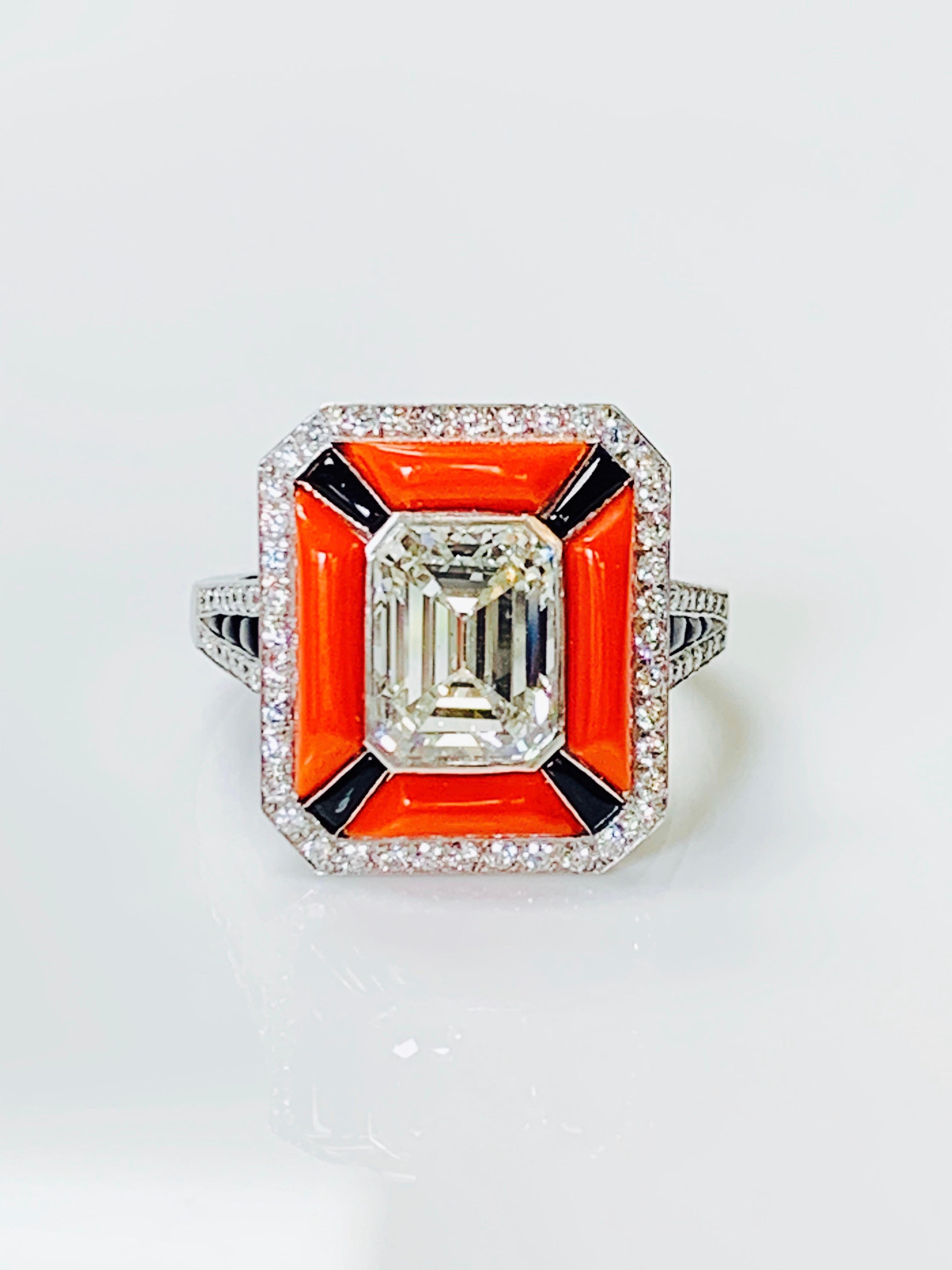 Bague de fiançailles en platine avec diamant taille émeraude certifié GIA, corail et onyx Neuf - En vente à New York, NY