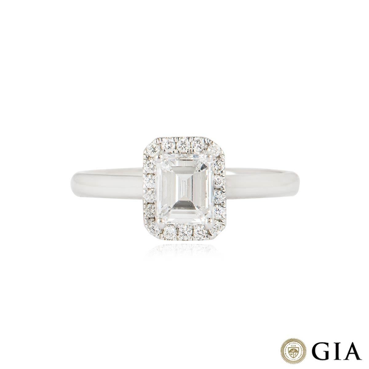 Taille émeraude Bague de fiançailles avec diamant taille émeraude certifié GIA de 0,74 carat D/VS2 en vente