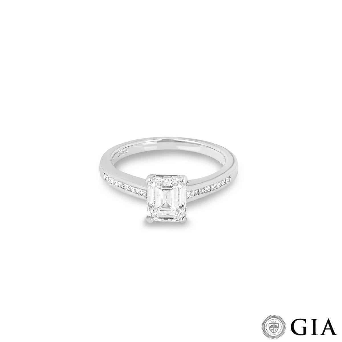 Taille émeraude Bague en or blanc certifiée GIA avec diamant taille émeraude de 1,12 carat F/VVS2 en vente