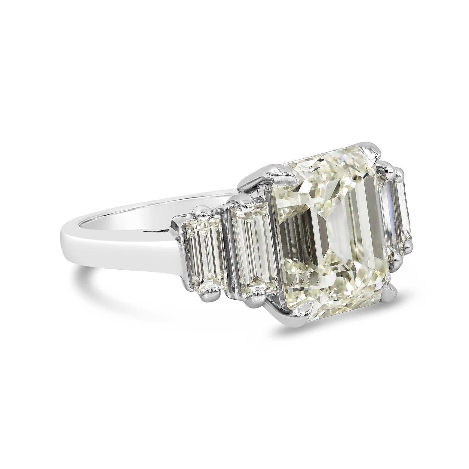 Contemporain Bague de fiançailles à cinq pierres avec diamant taille émeraude certifié GIA de 5,82 carats en vente