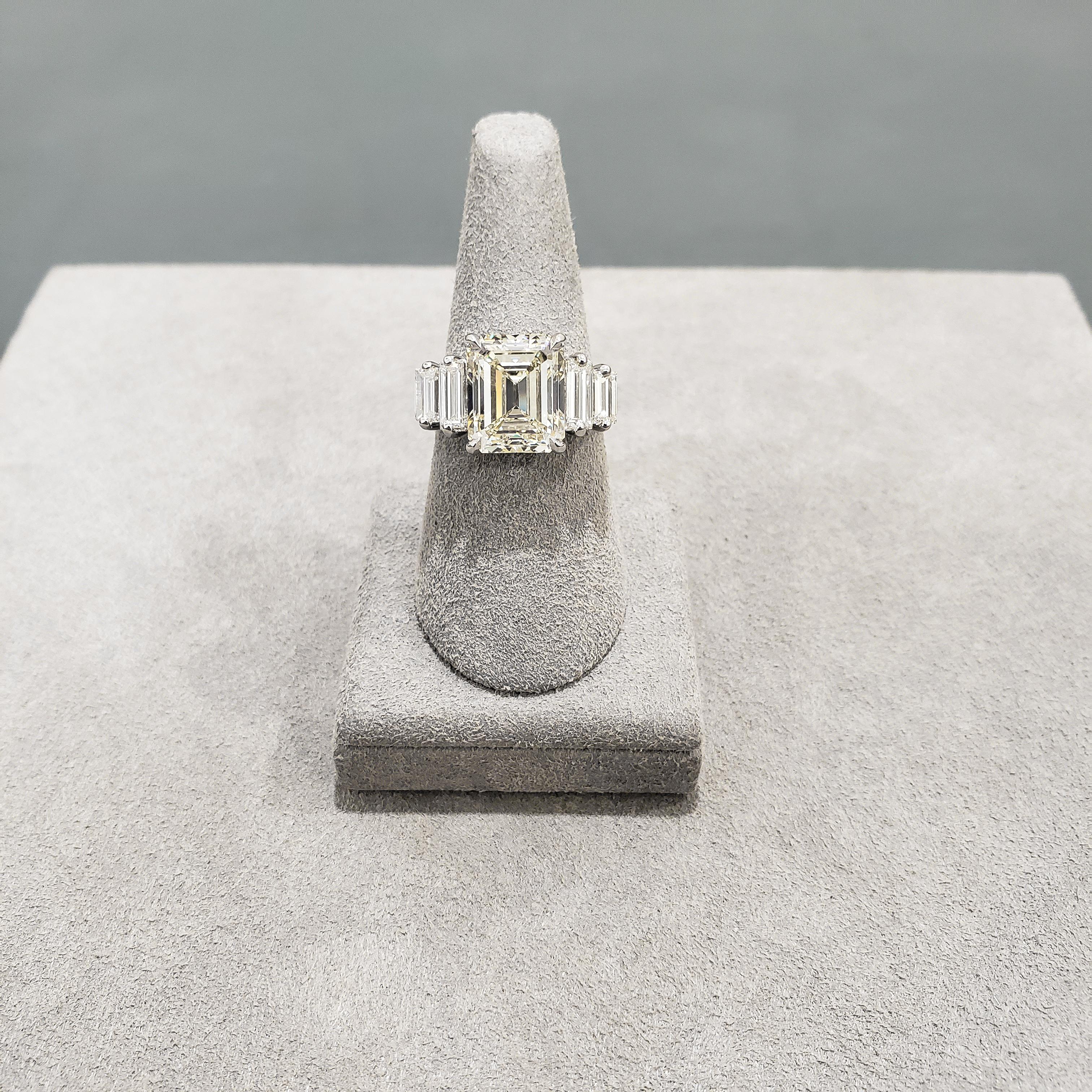 Bague de fiançailles à cinq pierres avec diamant taille émeraude certifié GIA de 5,82 carats Pour femmes en vente