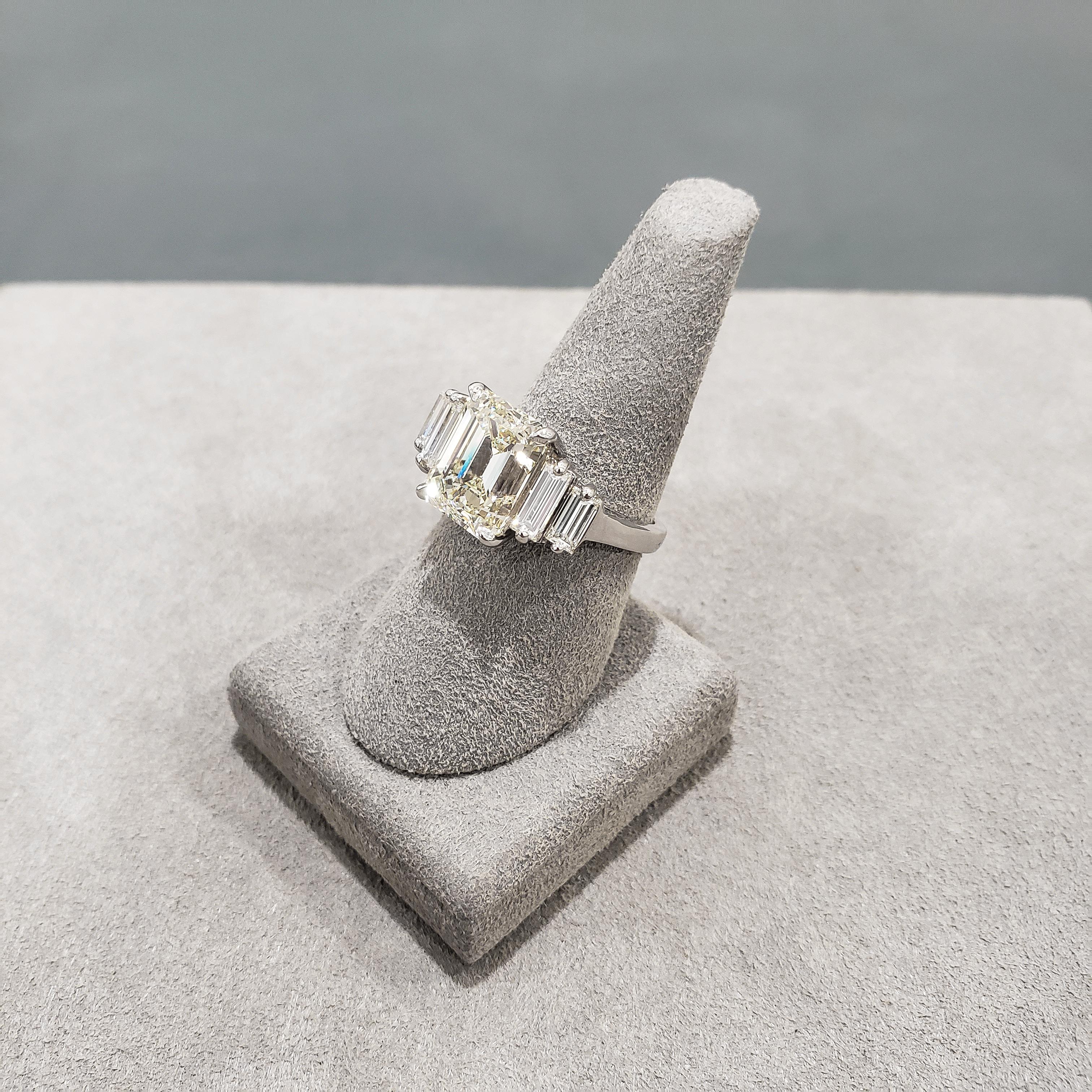 Bague de fiançailles à cinq pierres avec diamant taille émeraude certifié GIA de 5,82 carats en vente 1