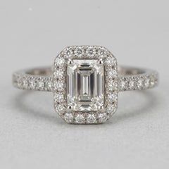 Anillo de compromiso de platino con diamante de talla esmeralda certificado por el GIA y con halo