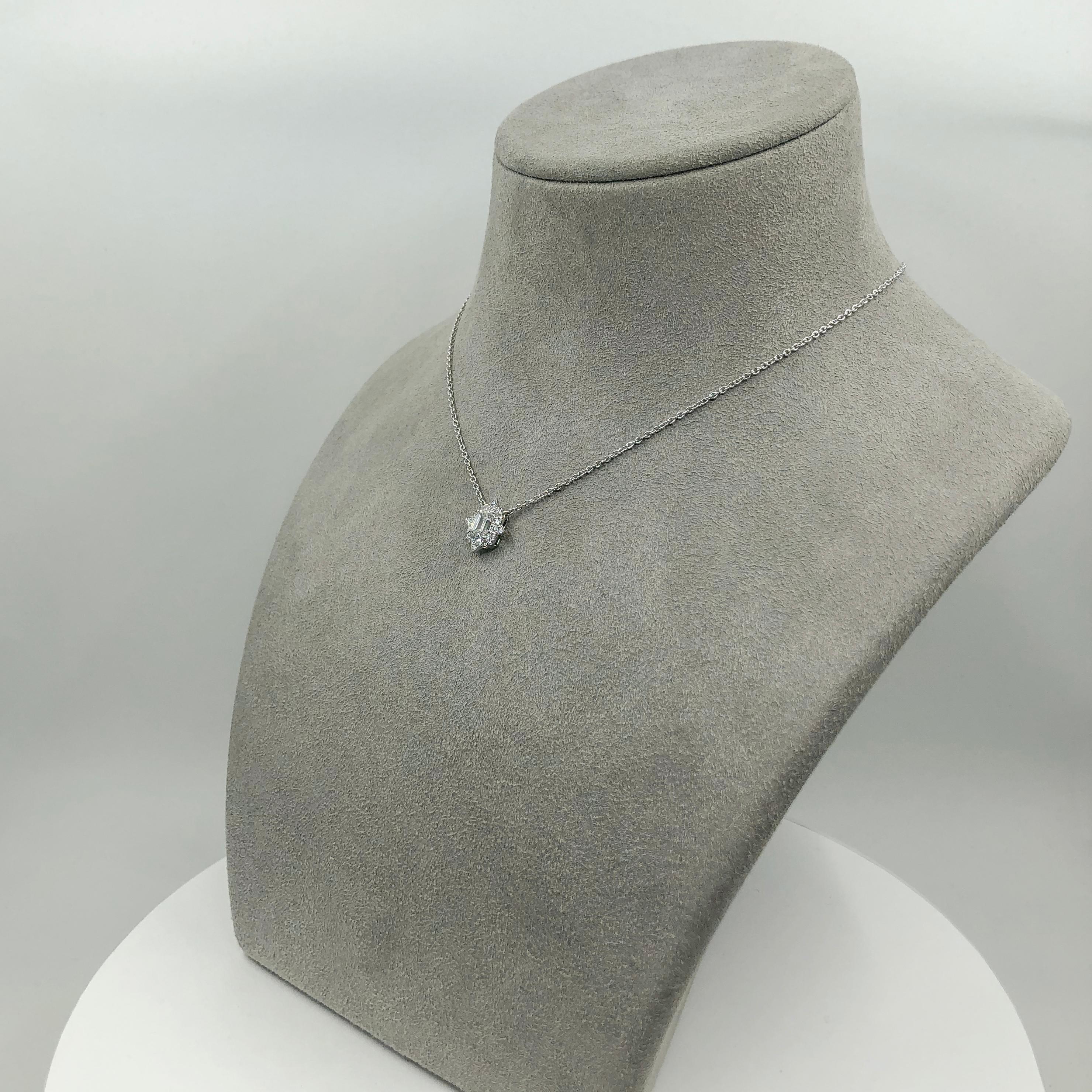 Halskette mit GIA-zertifiziertem 1,02 Karat Diamant-Halo-Anhänger im Mischschliff im Zustand „Neu“ in New York, NY