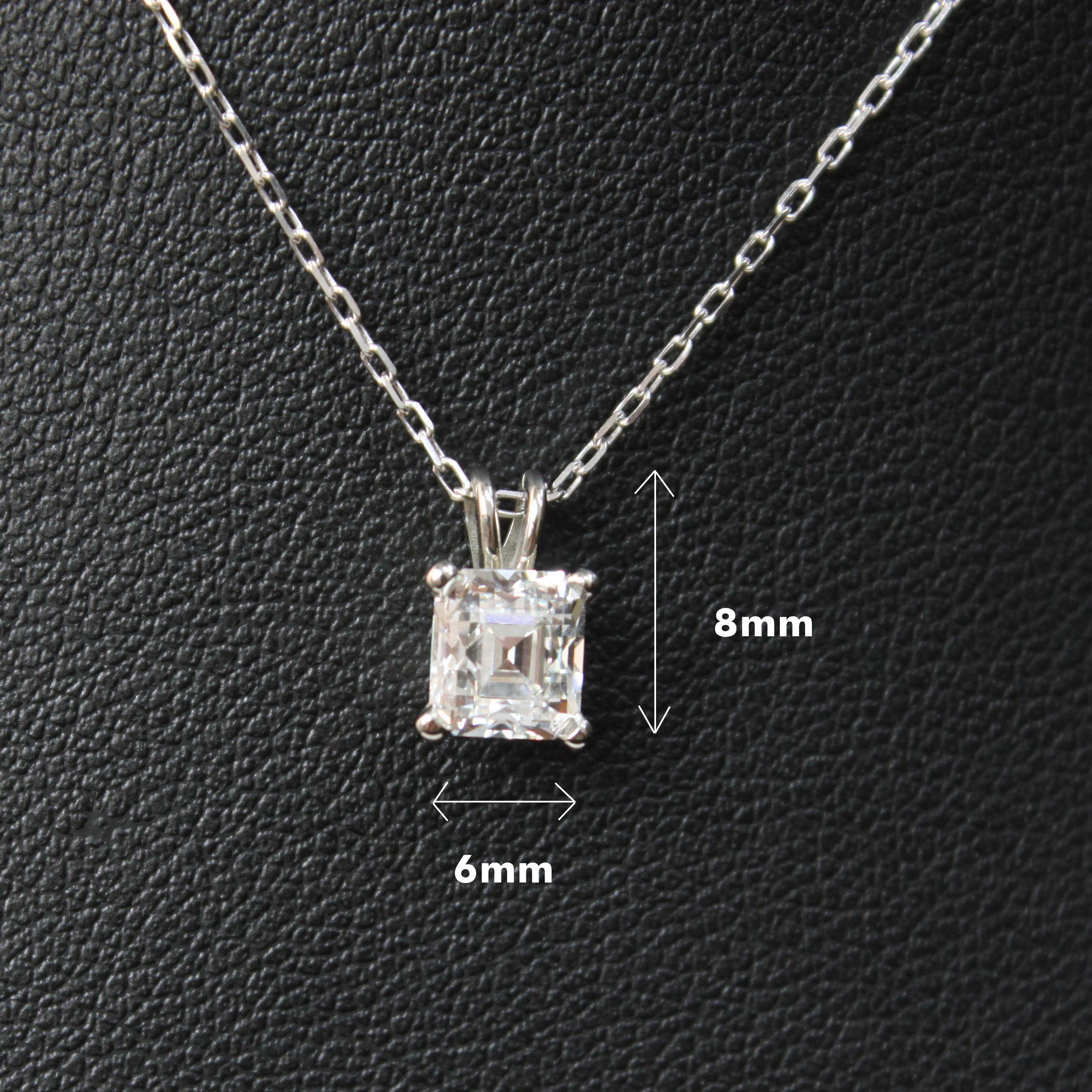 Taille émeraude Pendentif en or blanc 18 carats avec diamant taille émeraude certifié GIA en vente