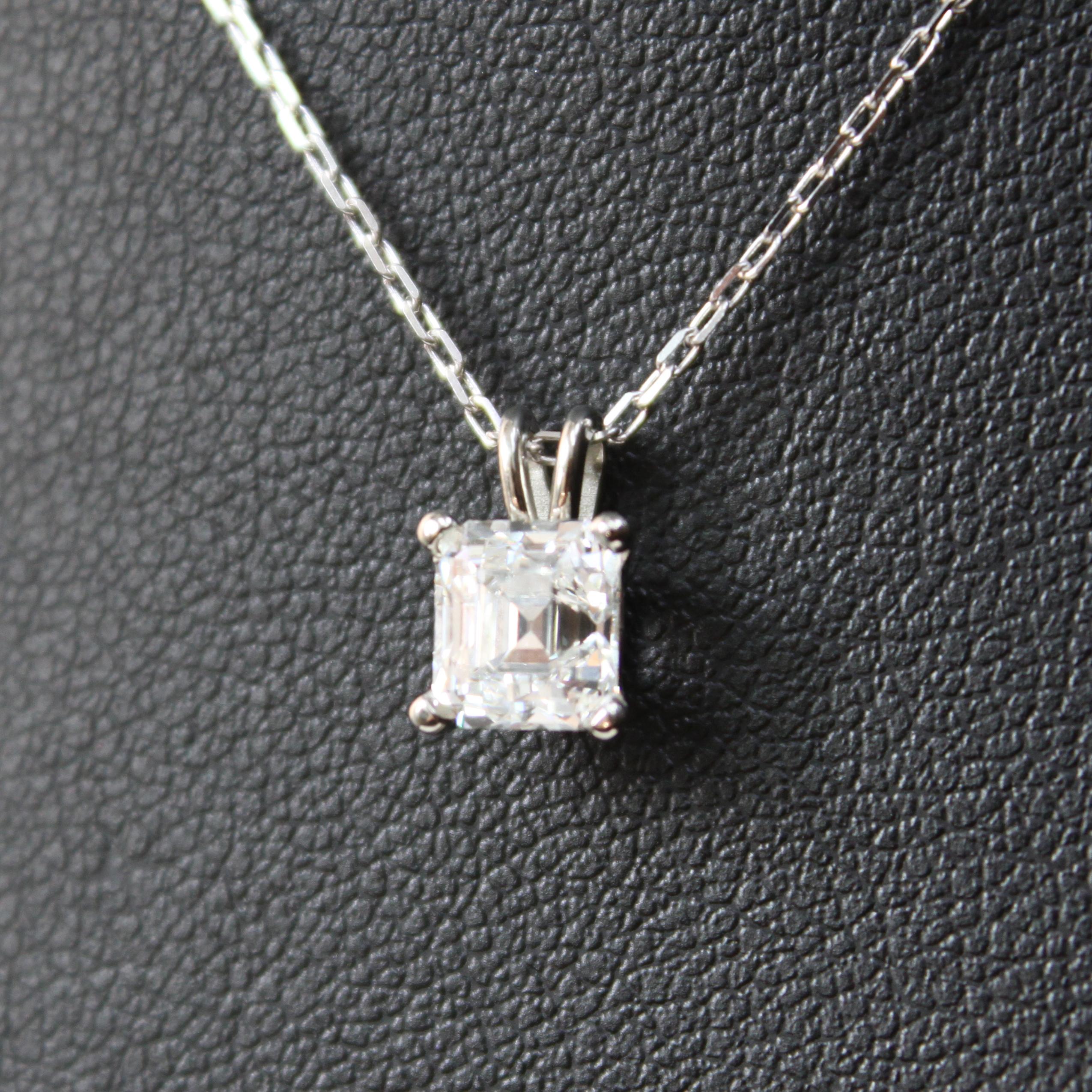 Pendentif en or blanc 18 carats avec diamant taille émeraude certifié GIA en vente 1