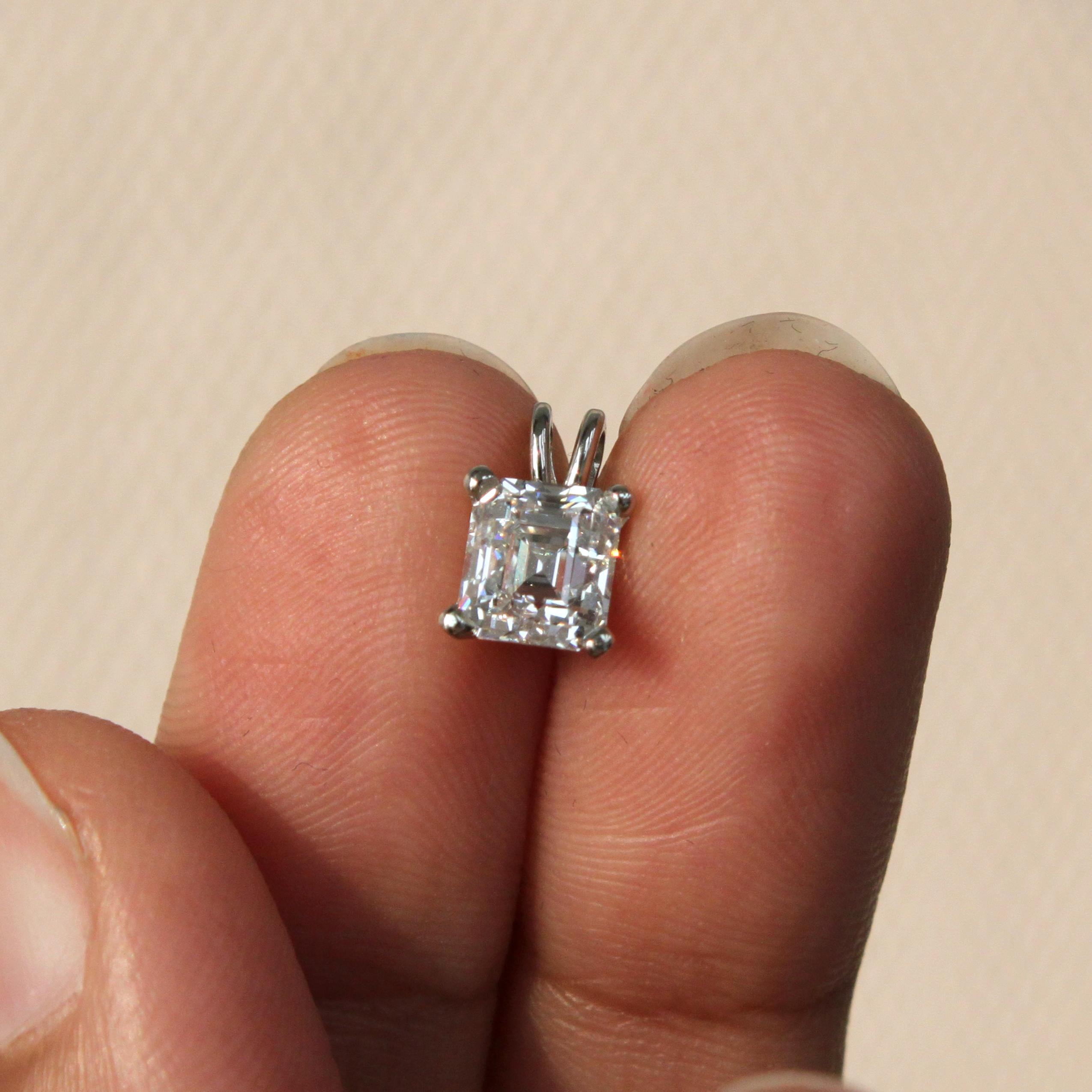 Pendentif en or blanc 18 carats avec diamant taille émeraude certifié GIA en vente 2