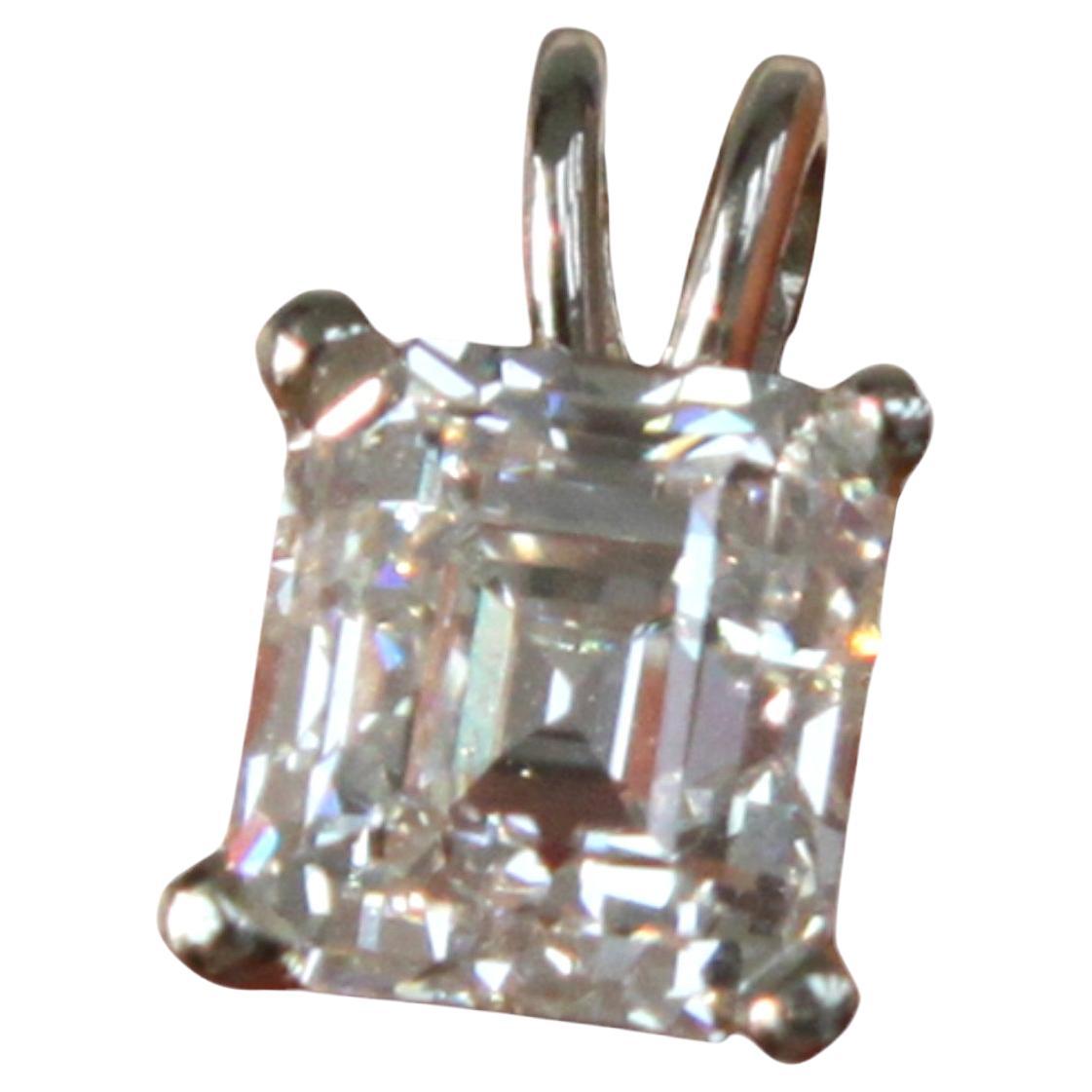 GIA-zertifizierter Diamant-Anhänger aus 18 Karat Weißgold mit Smaragdschliff im Angebot