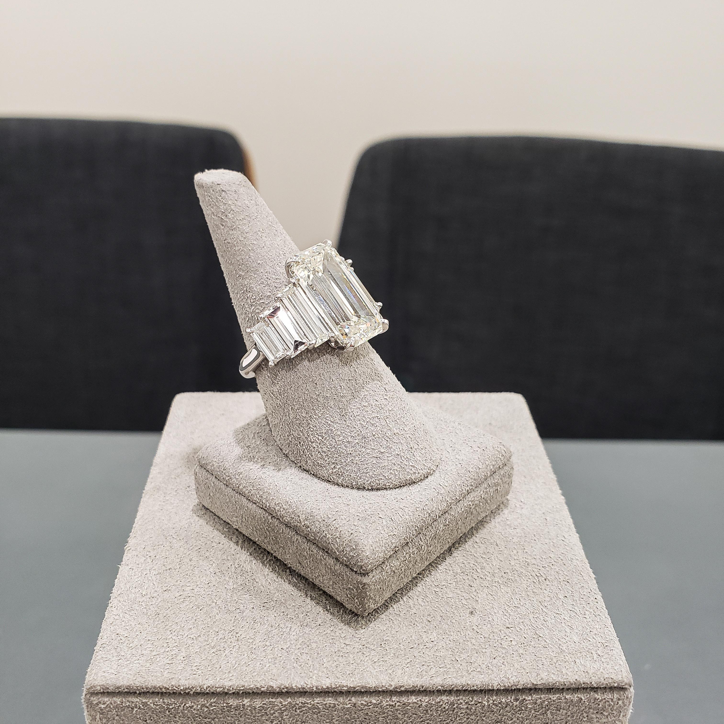 GIA-zertifizierter 8,09 Karat Diamantring mit sieben Steinen im Smaragdschliff im Angebot 3