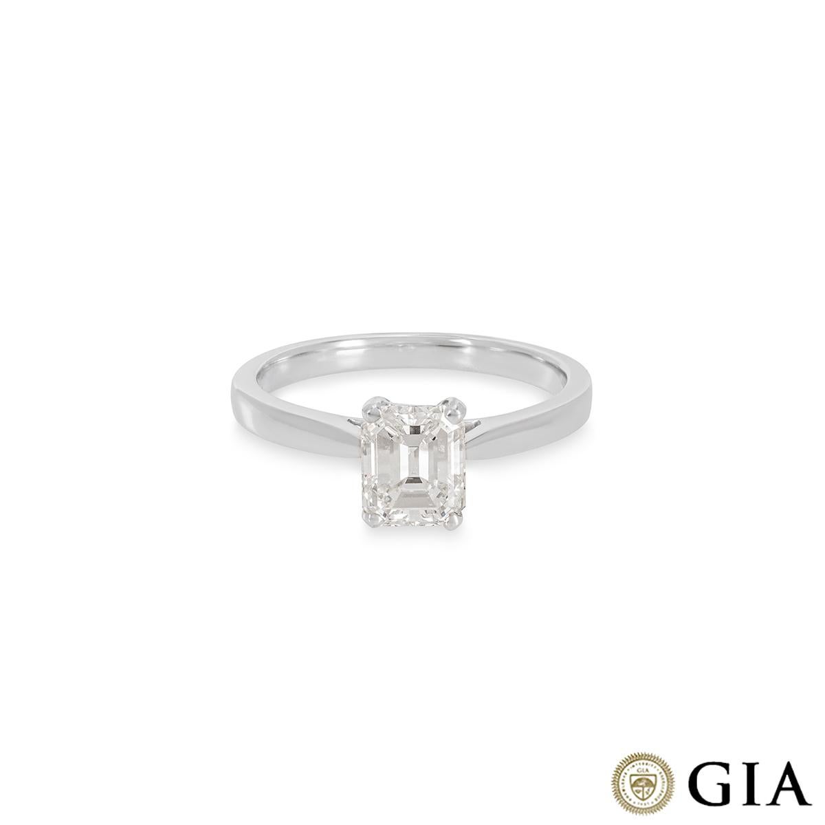 Taille émeraude Bague de fiançailles solitaire en diamant de taille émeraude de 1,25 carat certifiée par le GIA en vente