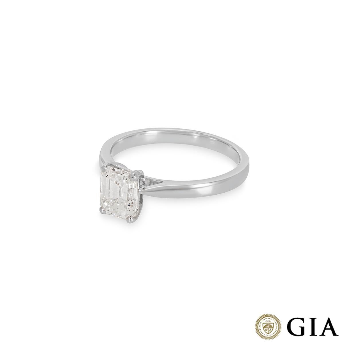 Bague de fiançailles solitaire en diamant de taille émeraude de 1,25 carat certifiée par le GIA Neuf - En vente à London, GB
