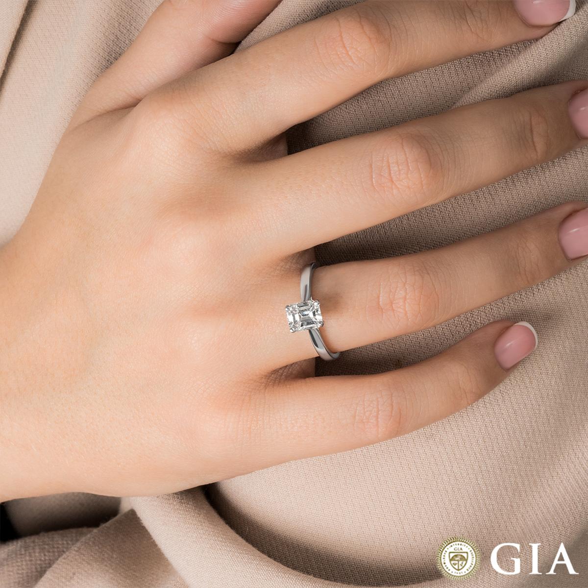 Bague de fiançailles solitaire en diamant de taille émeraude de 1,25 carat certifiée par le GIA Pour femmes en vente