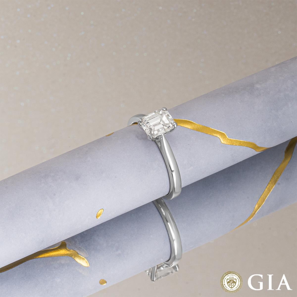 Bague de fiançailles solitaire en diamant de taille émeraude de 1,25 carat certifiée par le GIA en vente 1