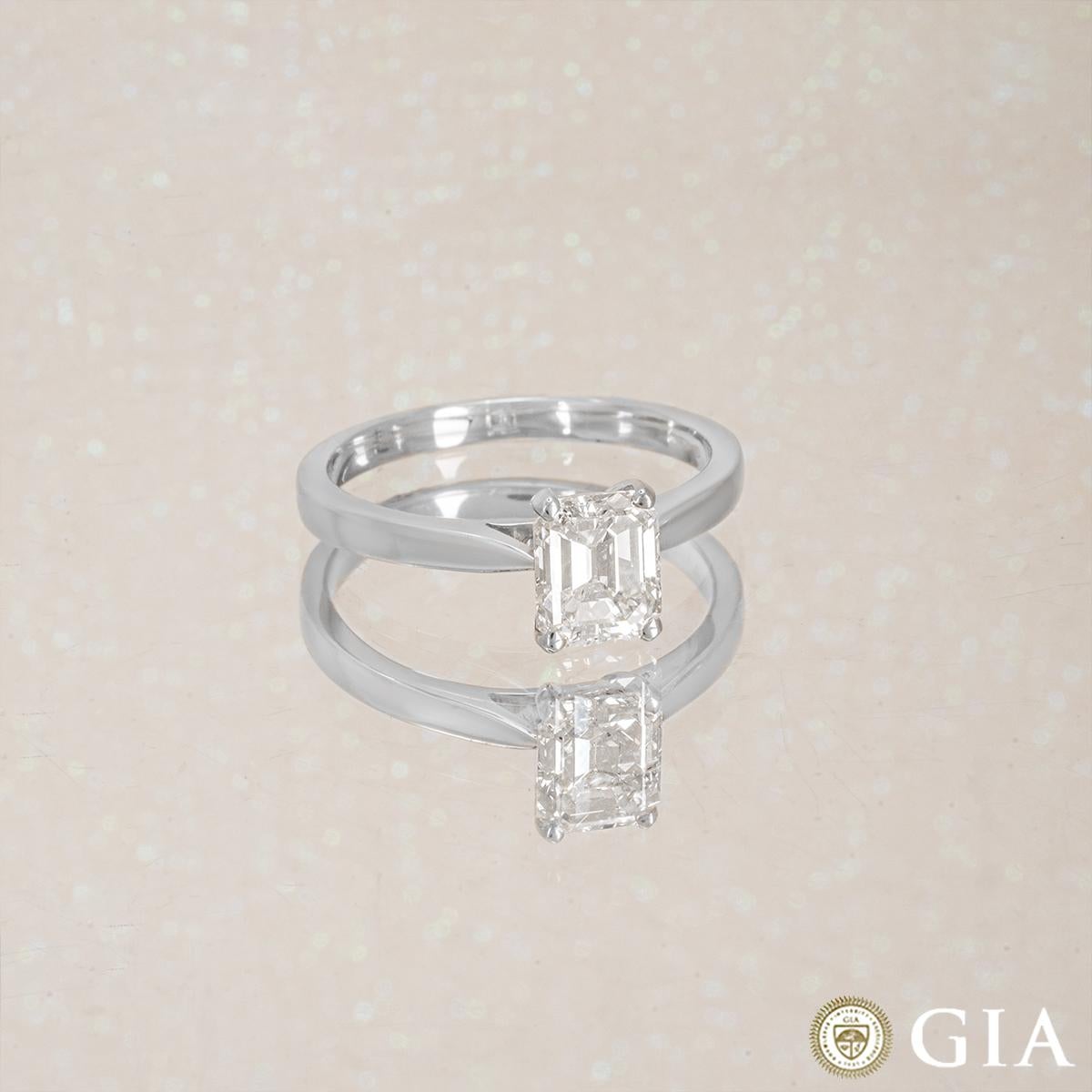 Bague de fiançailles solitaire en diamant de taille émeraude de 1,25 carat certifiée par le GIA en vente 2