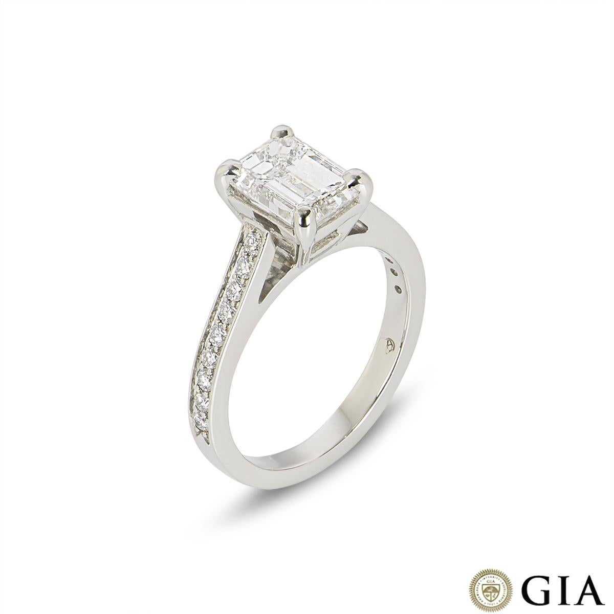Taille émeraude Bague de fiançailles solitaire en platine 1,51 carat avec diamant taille émeraude certifié GIA en vente