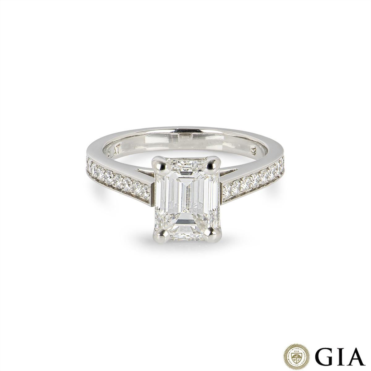 Bague de fiançailles solitaire en platine 1,51 carat avec diamant taille émeraude certifié GIA Excellent état - En vente à London, GB