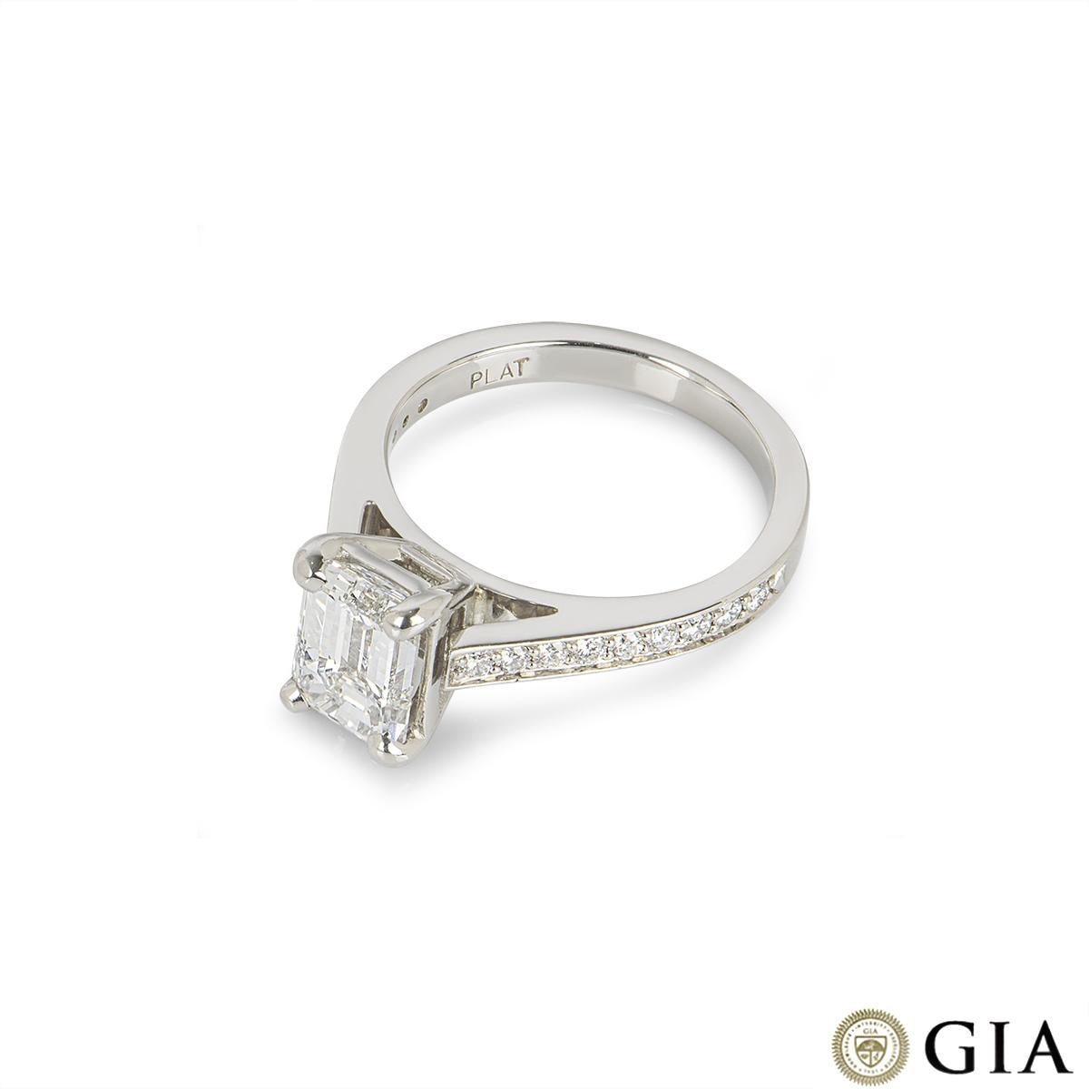 Bague de fiançailles solitaire en platine 1,51 carat avec diamant taille émeraude certifié GIA Pour femmes en vente