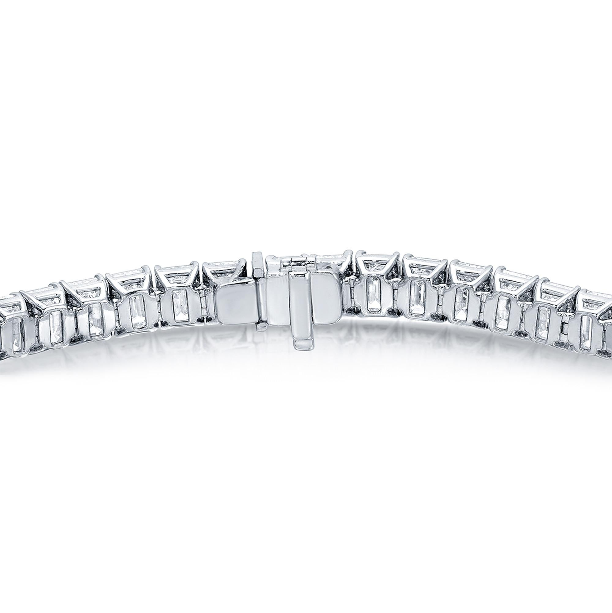 Contemporain Bracelet tennis en platine 31 carats avec diamants taille émeraude certifiés GIA en vente