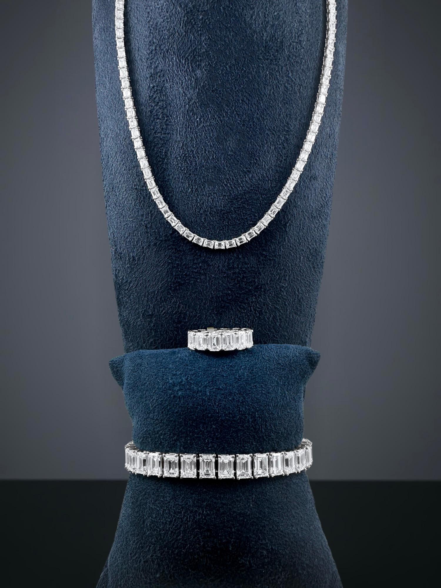 Esta pulsera tenis de platino, una clase magistral de elegancia atemporal, presenta 33 diamantes naturales talla esmeralda, cada uno de los cuales pesa exactamente 1,00 quilate, para un peso total en quilates de 33,36 quilates. Todos los diamantes