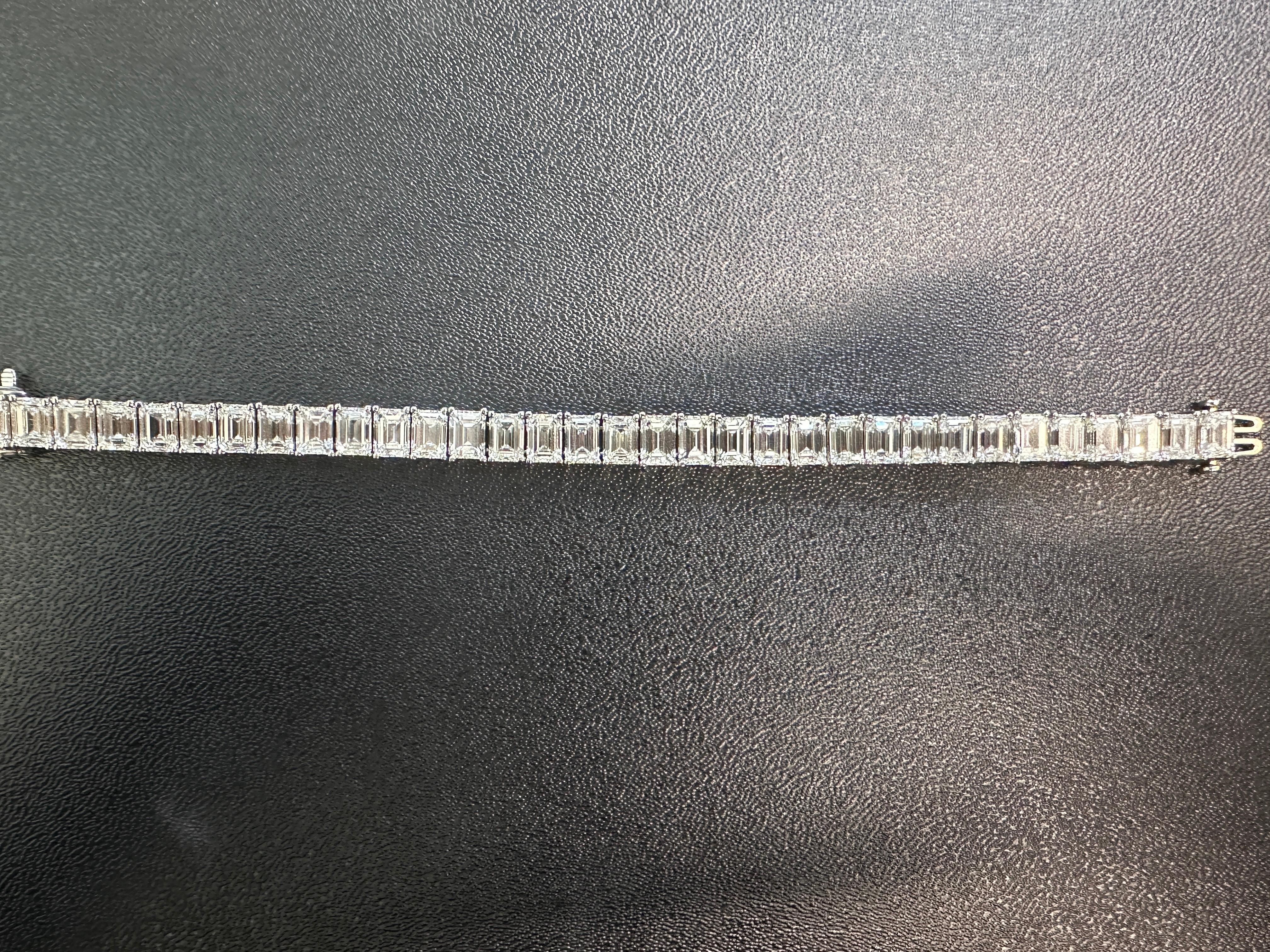 Certificado por el GIA, pulsera de tenis con diamantes talla esmeralda en platino, 33,36 quilates en venta 1