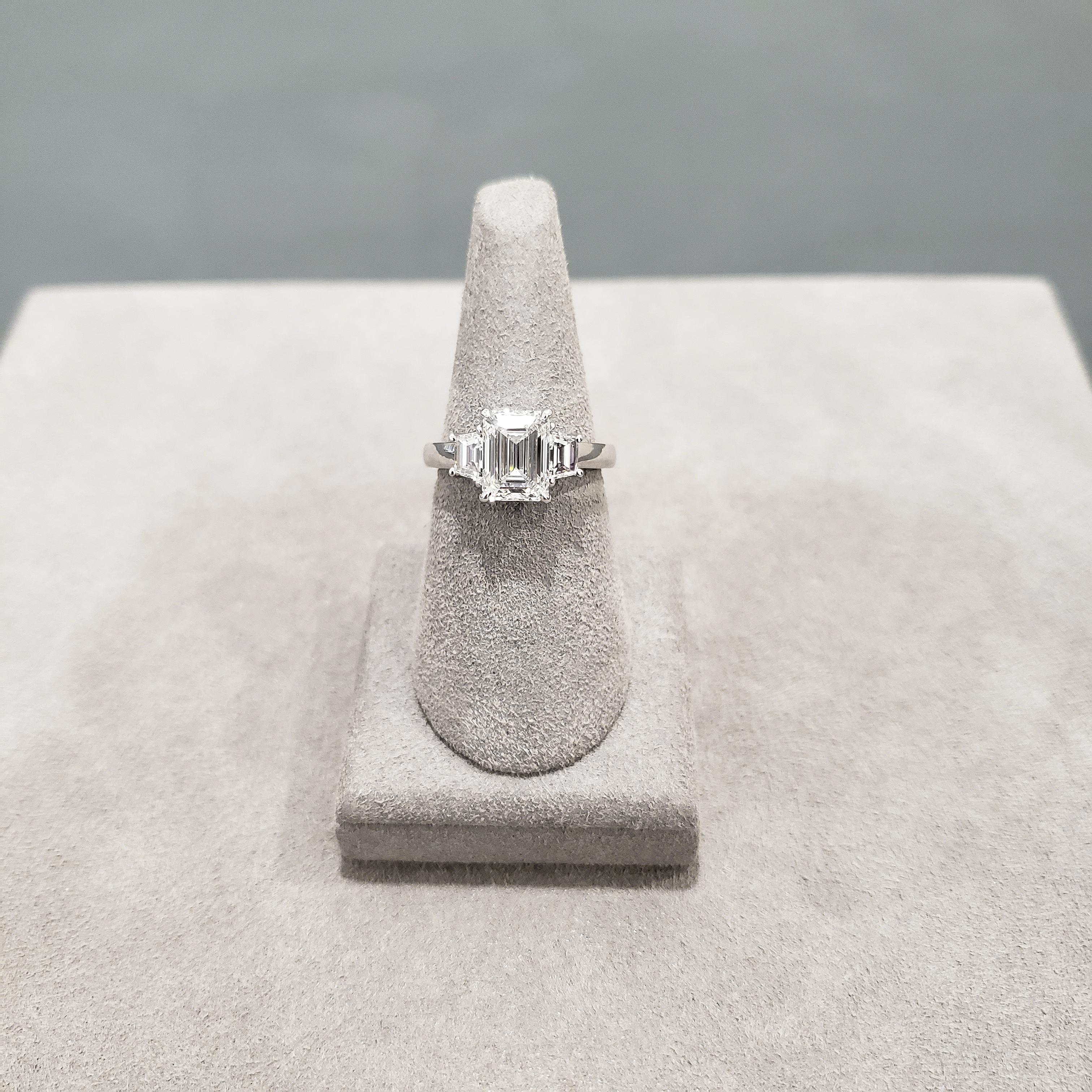 Verlobungsring mit drei Steinen, GIA-zertifizierter 2.12 Karat Diamant im Smaragdschliff Damen im Angebot