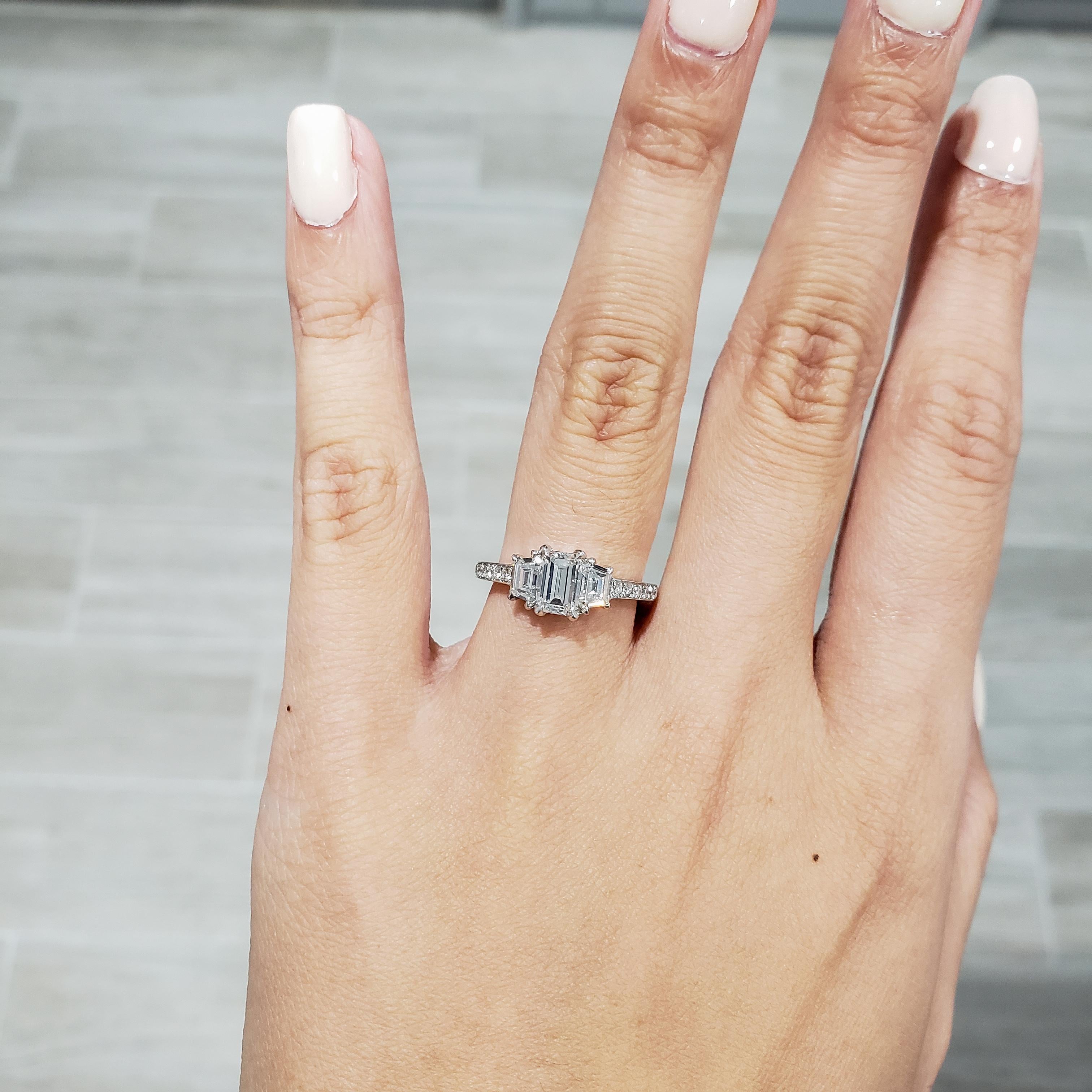 Verlobungsring mit drei Steinen, GIA-zertifizierter Diamant im Smaragdschliff im Zustand „Neu“ im Angebot in New York, NY