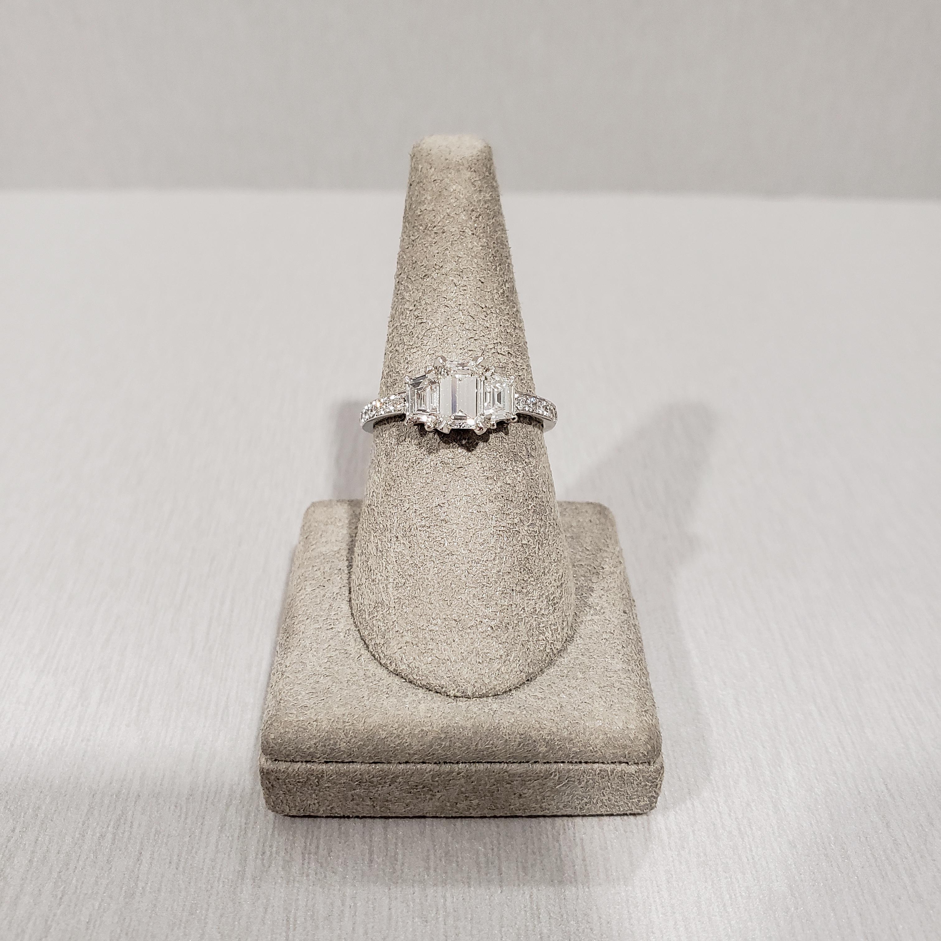 Verlobungsring mit drei Steinen, GIA-zertifizierter Diamant im Smaragdschliff Damen im Angebot