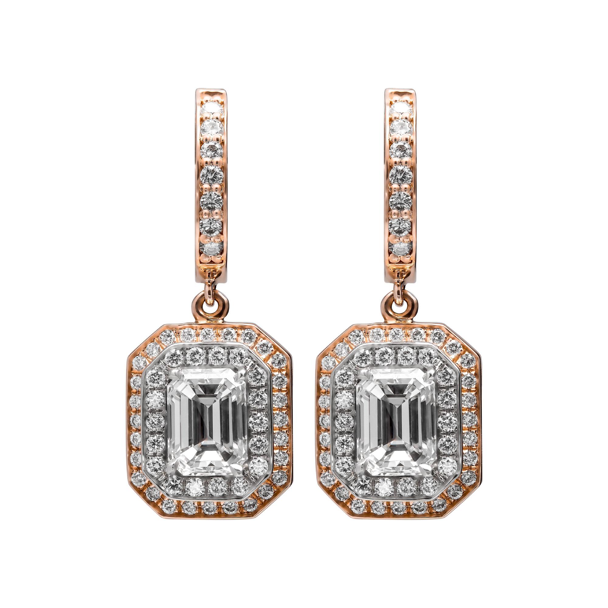 Classiques, audacieuses et élégantes, ces boucles d'oreilles s'accorderont parfaitement avec des tenues de soirée ou des tenues de tous les jours
Montées en or rose et en or blanc 14 carats, ces boucles d'oreilles présentent un exceptionnel travail