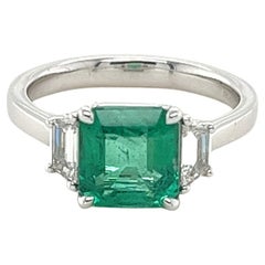 GIA-zertifizierter Smaragd & Diamant-Ring mit drei Steinen in Platin