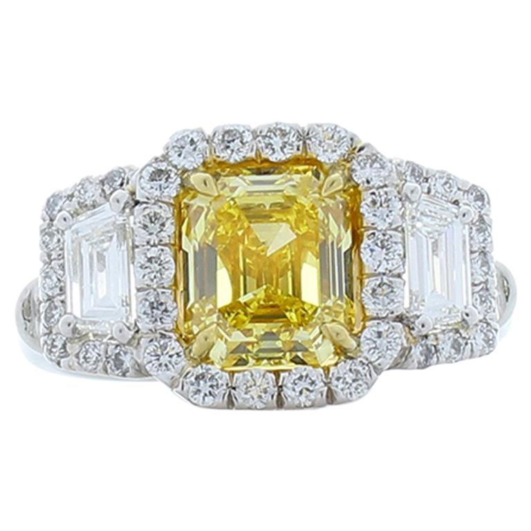 Bague cocktail en platine avec diamant jaune vif de taille émeraude de fantaisie certifié GIA