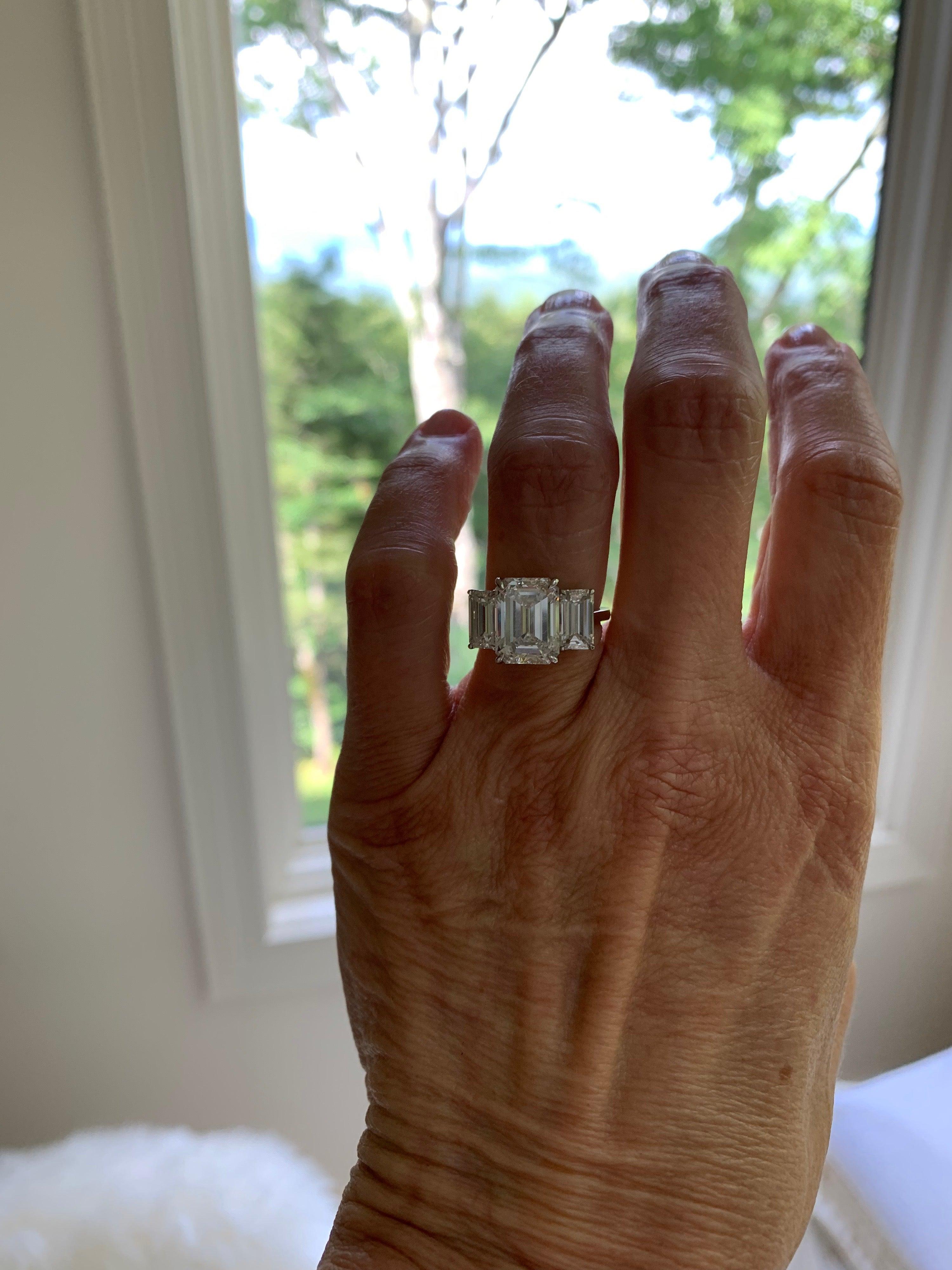 GIA Certified Emerald Cut Three Stone Platinum Ring  In Excellent Condition For Sale In Rome, IT