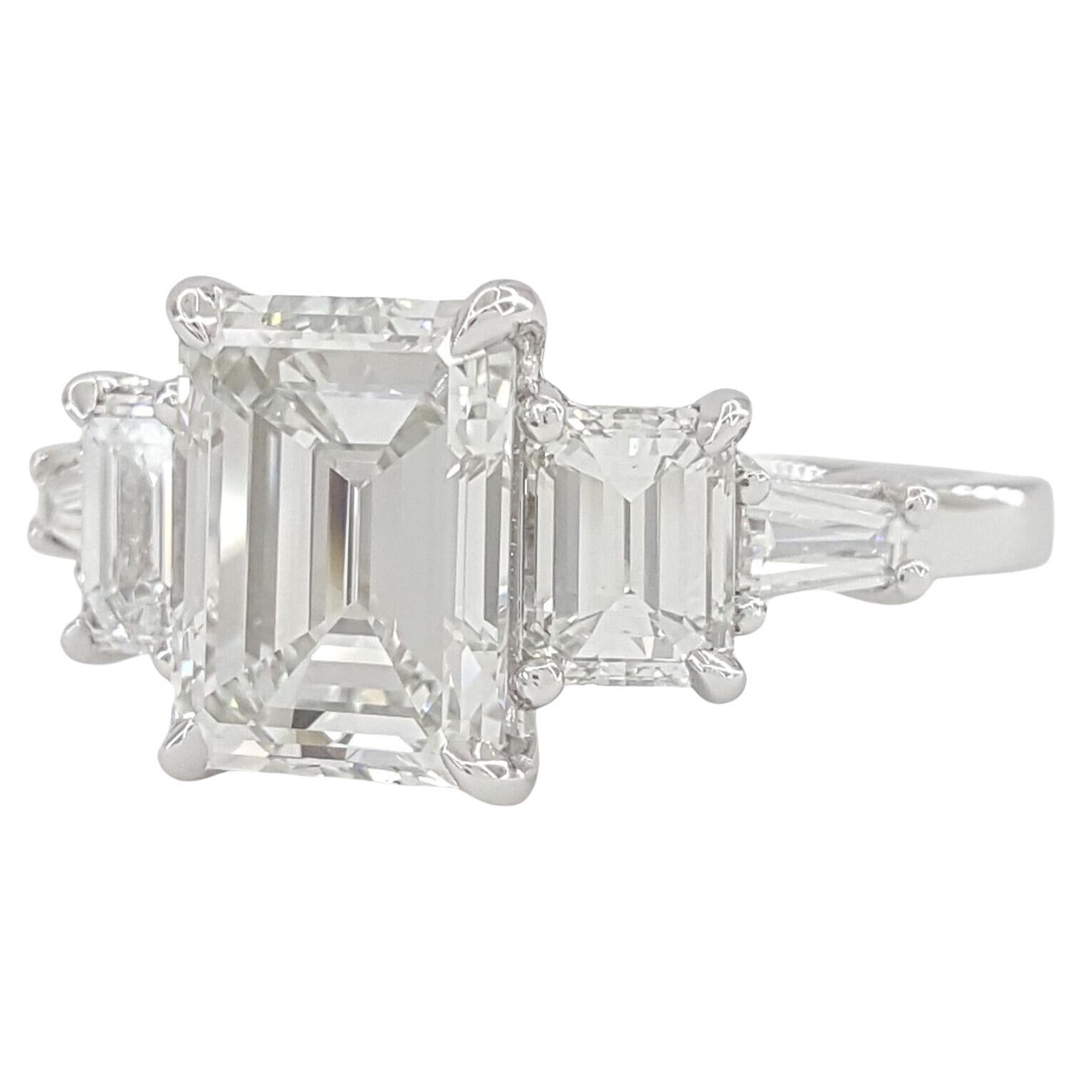 GIA Certified Emerald Cut Trapezoid Baguette Side Platinum Ring In New Condition For Sale In Rome, IT