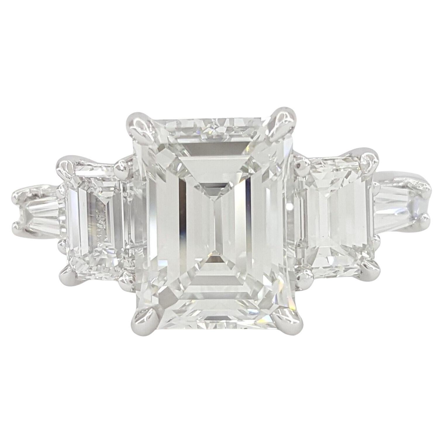 GIA Certified Emerald Cut Trapezoid Baguette Side Platinum Ring (bague en platine) en vente