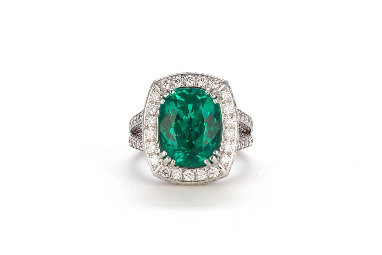 Contemporary GIA Certified Emerald and Diamond 18 Karat White Gold Cocktail Fashion Ring