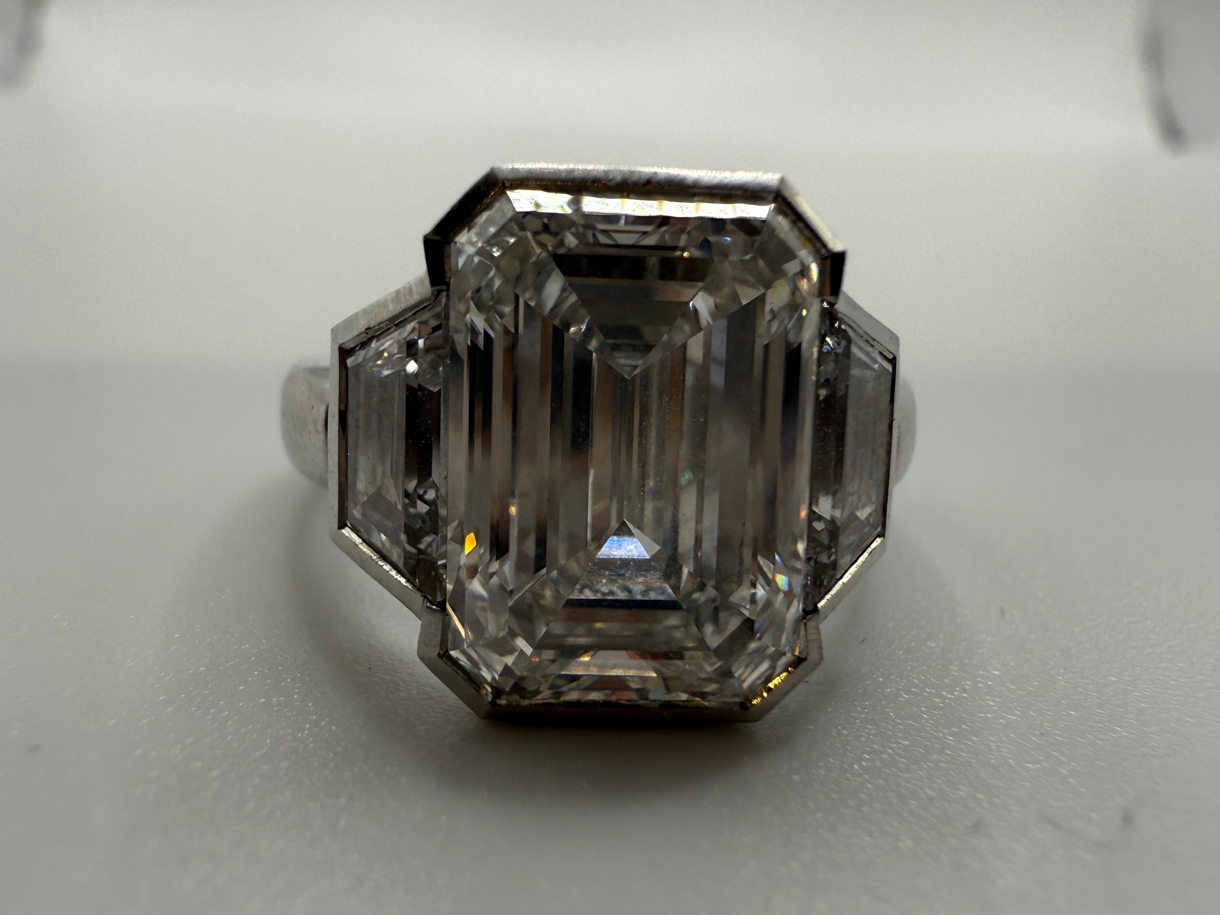 Bague en diamant illusion unique en son genre, faite avec une émeraude centrale de 4ct certifiée GIA, veuillez demander le certificat afin que nous puissions le partager avec vous. Accompagnée d'un diamant demi-boule de 0,50ct de chaque côté, la