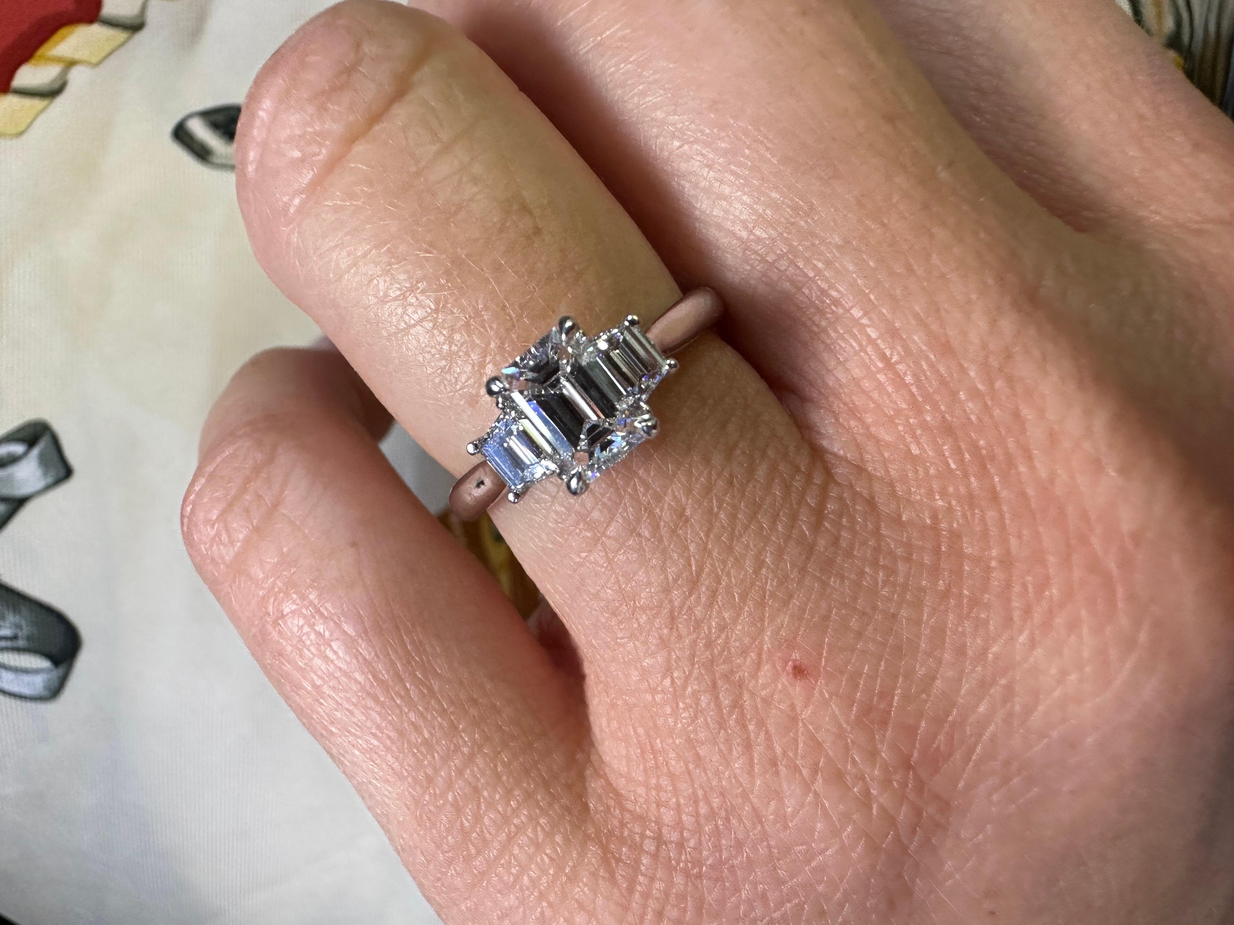 Bague de fiançailles en diamant émeraude certifié GIA 1,01 carat VVS2 F en vente 2