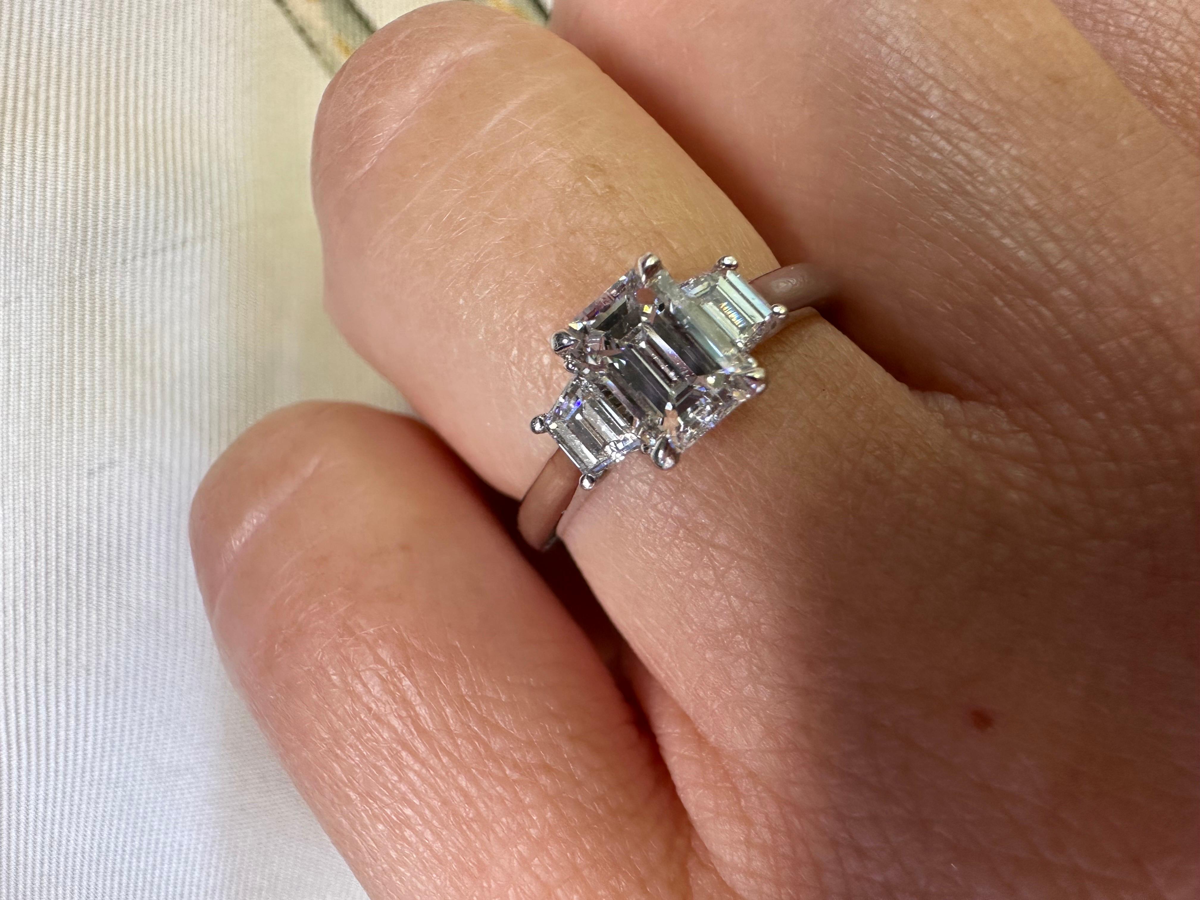 Bague de fiançailles en diamant émeraude certifié GIA 1,01 carat VVS2 F en vente 4